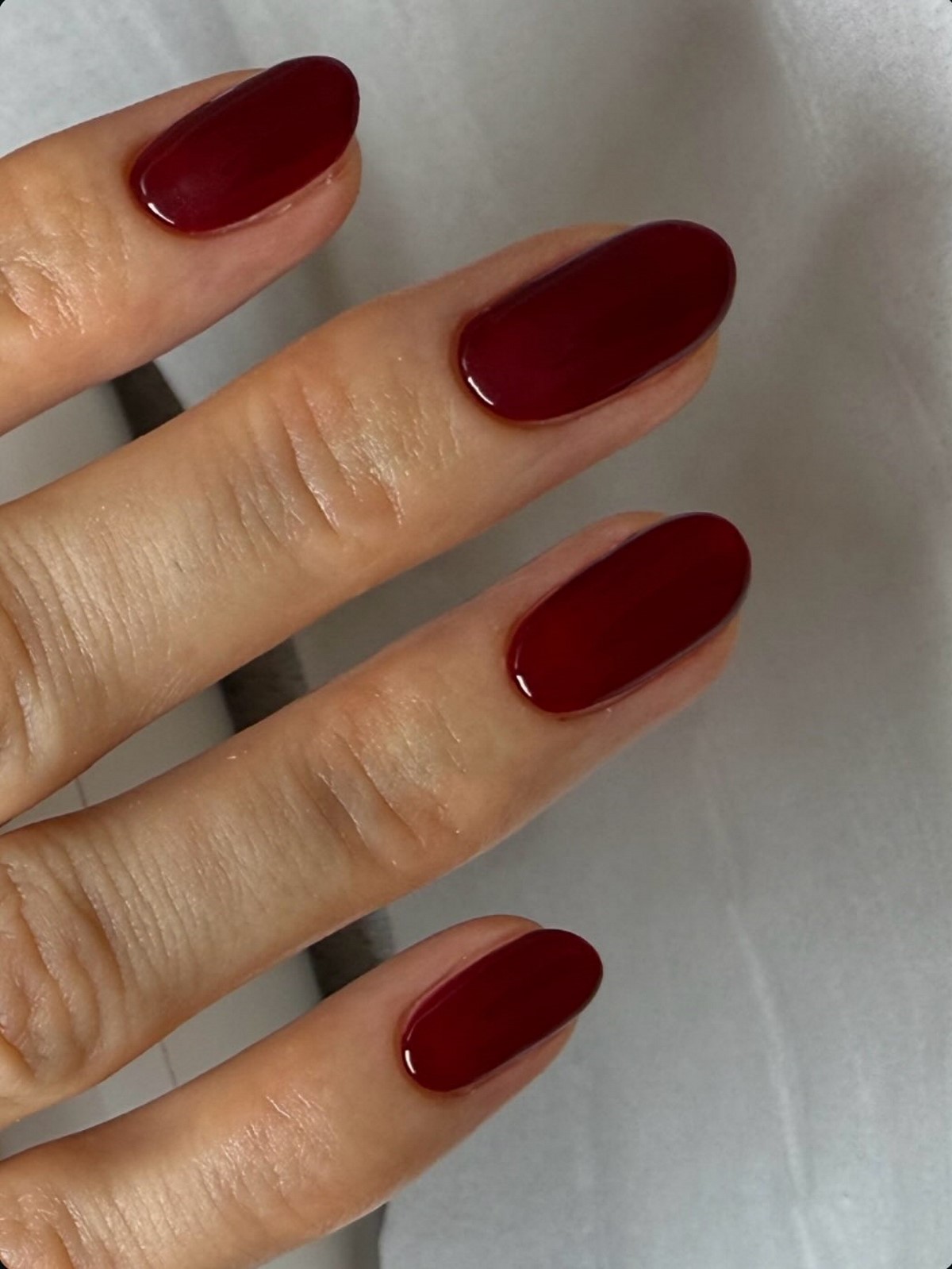 Манікюр на квітень: дорогі відтінки, що освіжають руки