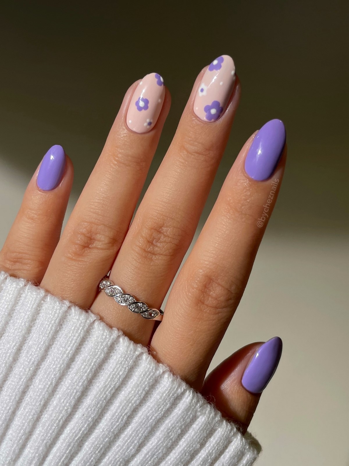 Манікюр на квітень: дорогі відтінки, що освіжають руки