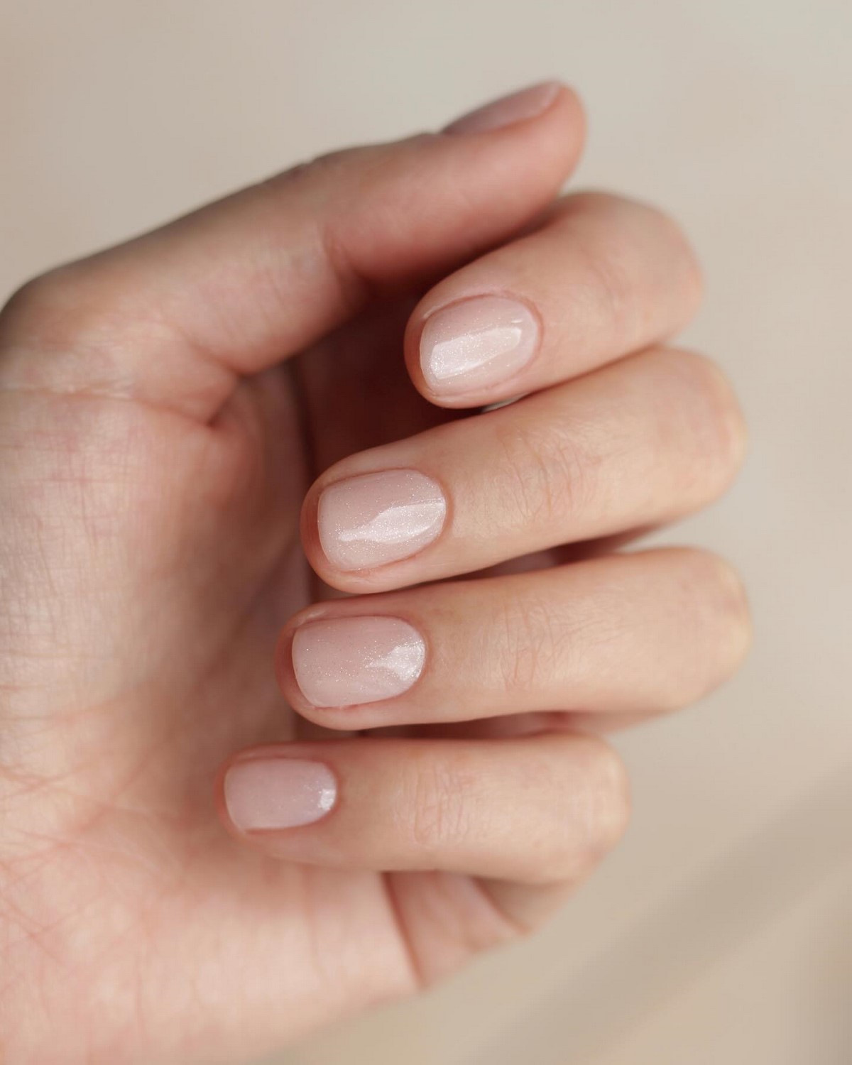 Манікюр на квітень: дорогі відтінки, що освіжають руки