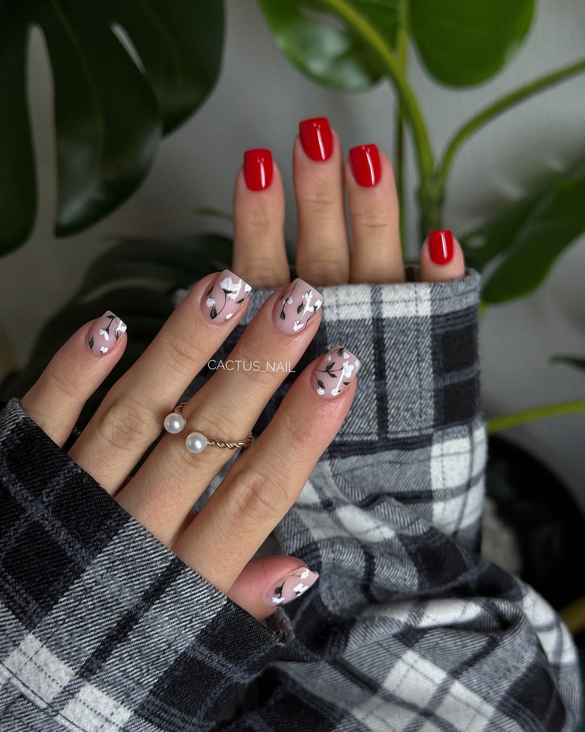 Манікюр на початок весни 2026: міні-квіти на прозорій базі