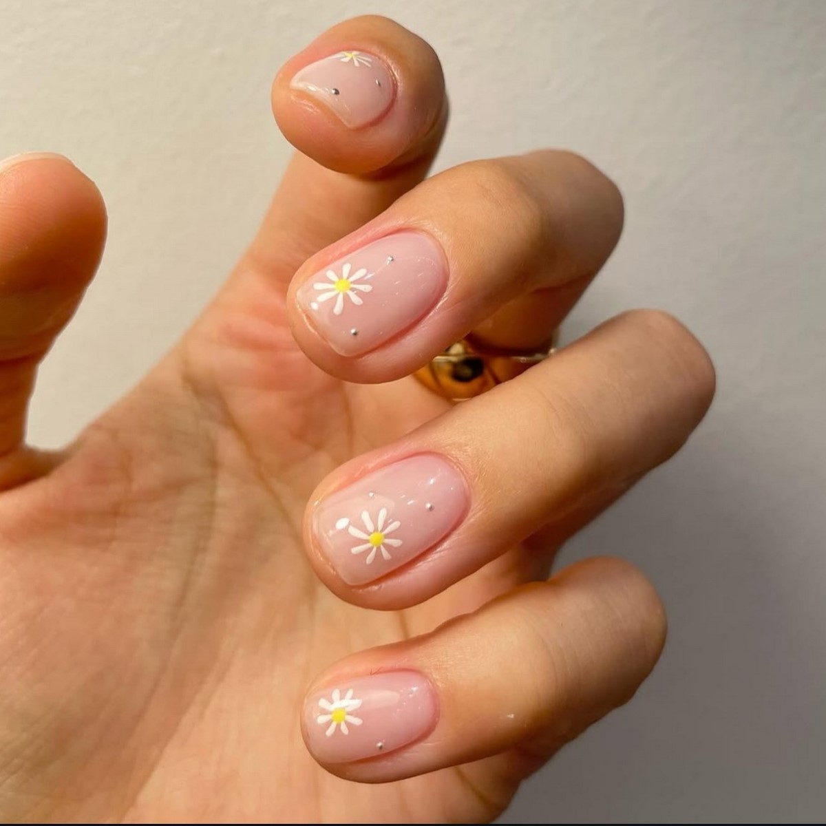 Манікюр на початок весни 2026: міні-квіти на прозорій базі