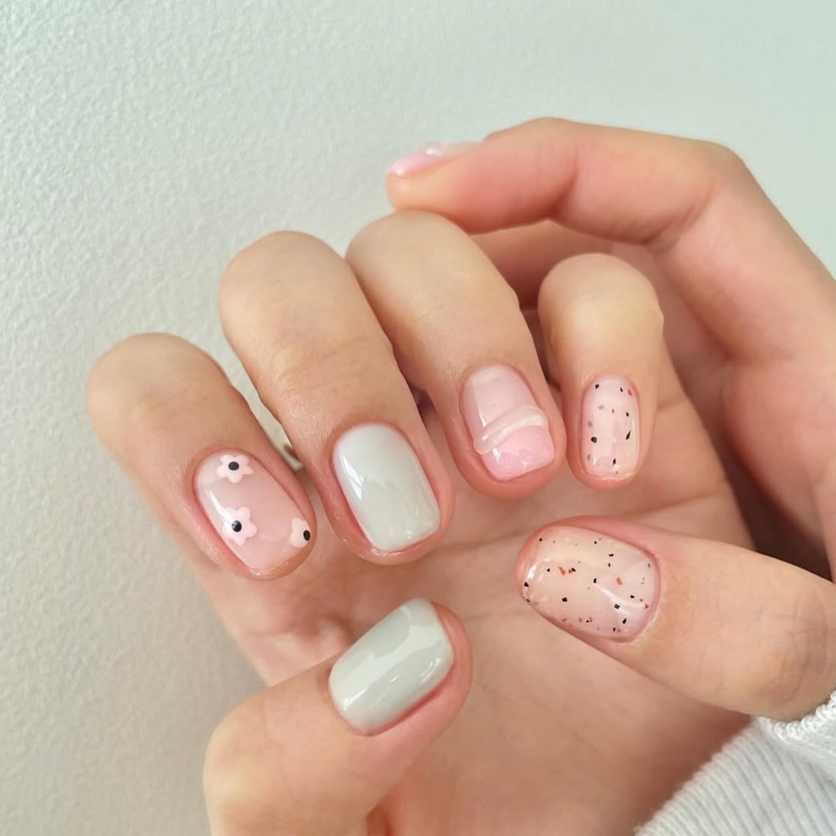 Манікюр на початок весни 2026: міні-квіти на прозорій базі
