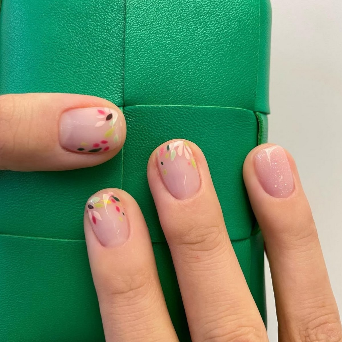 Манікюр на початок весни 2026: міні-квіти на прозорій базі