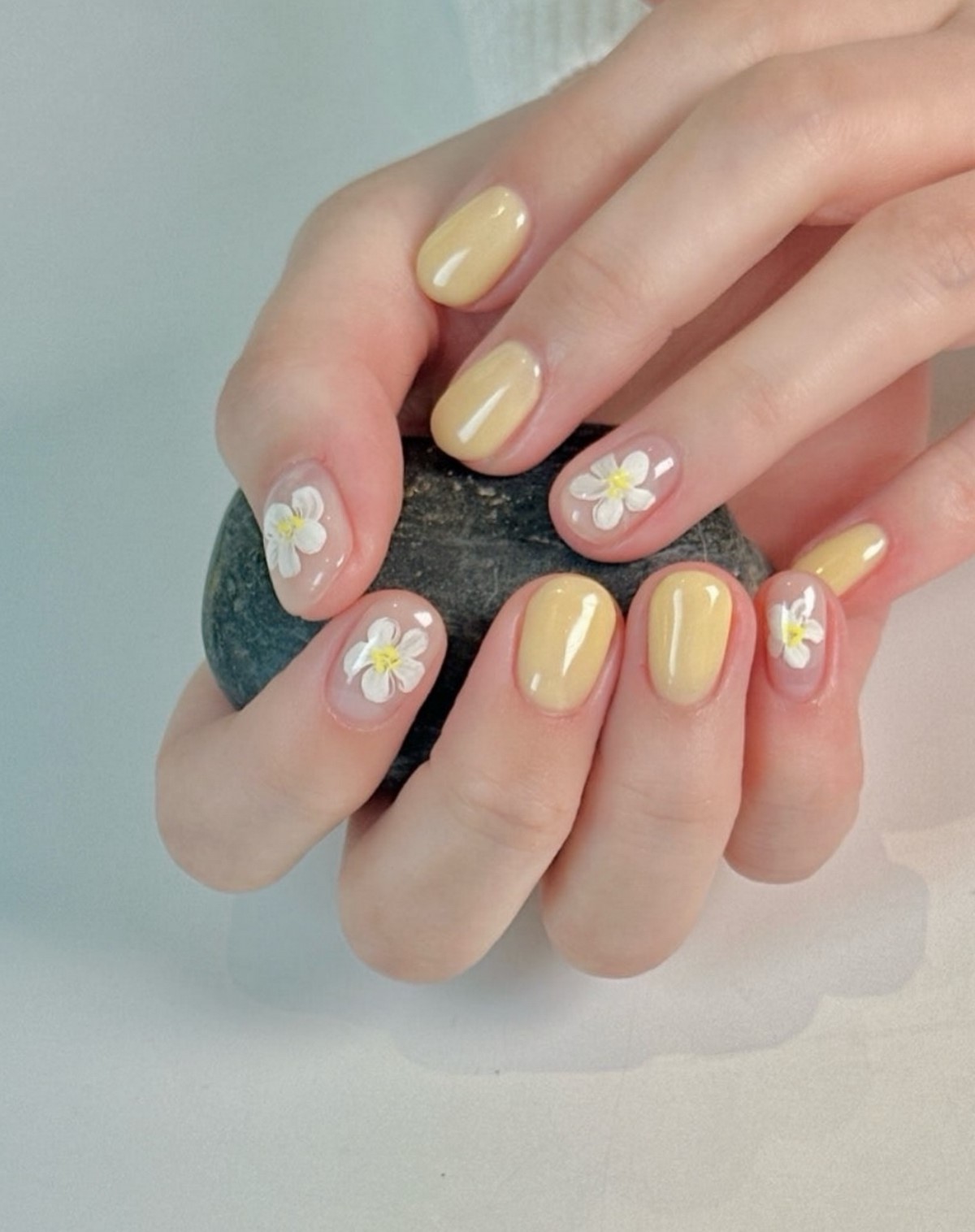 Манікюр на початок весни 2026: міні-квіти на прозорій базі