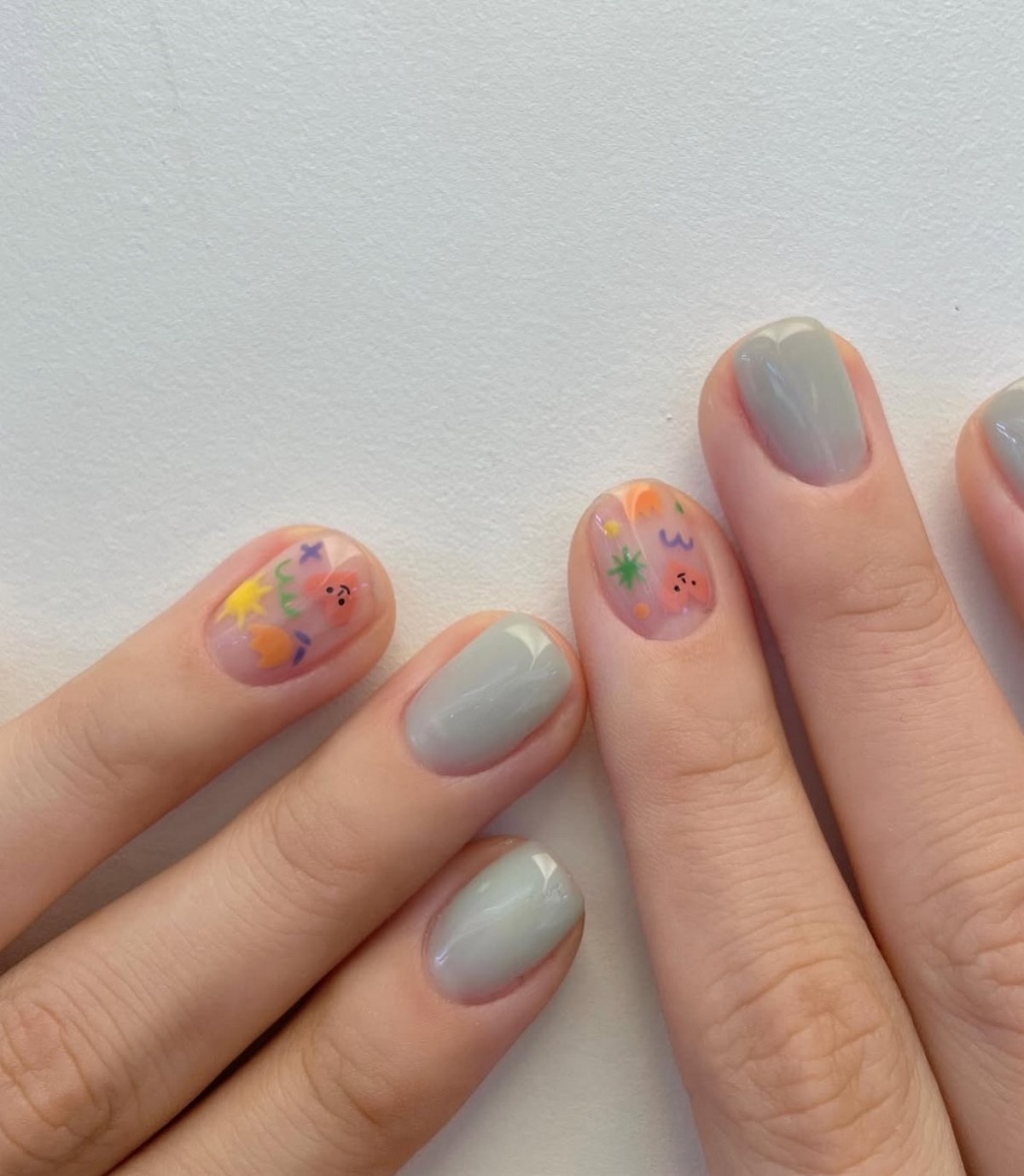 Манікюр на початок весни 2026: міні-квіти на прозорій базі