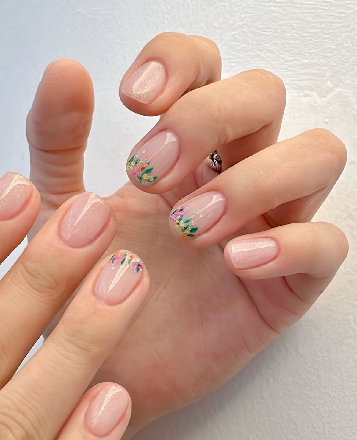 Манікюр на початок весни 2026: міні-квіти на прозорій базі