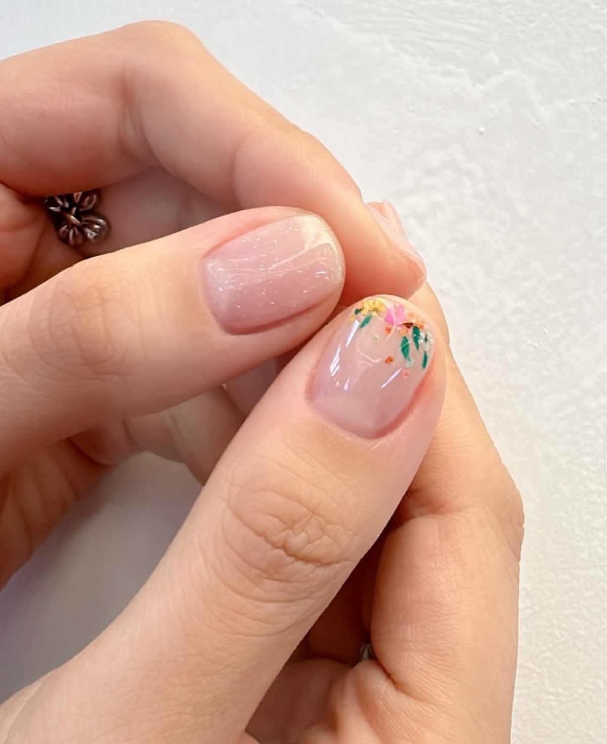 Манікюр на початок весни 2026: міні-квіти на прозорій базі