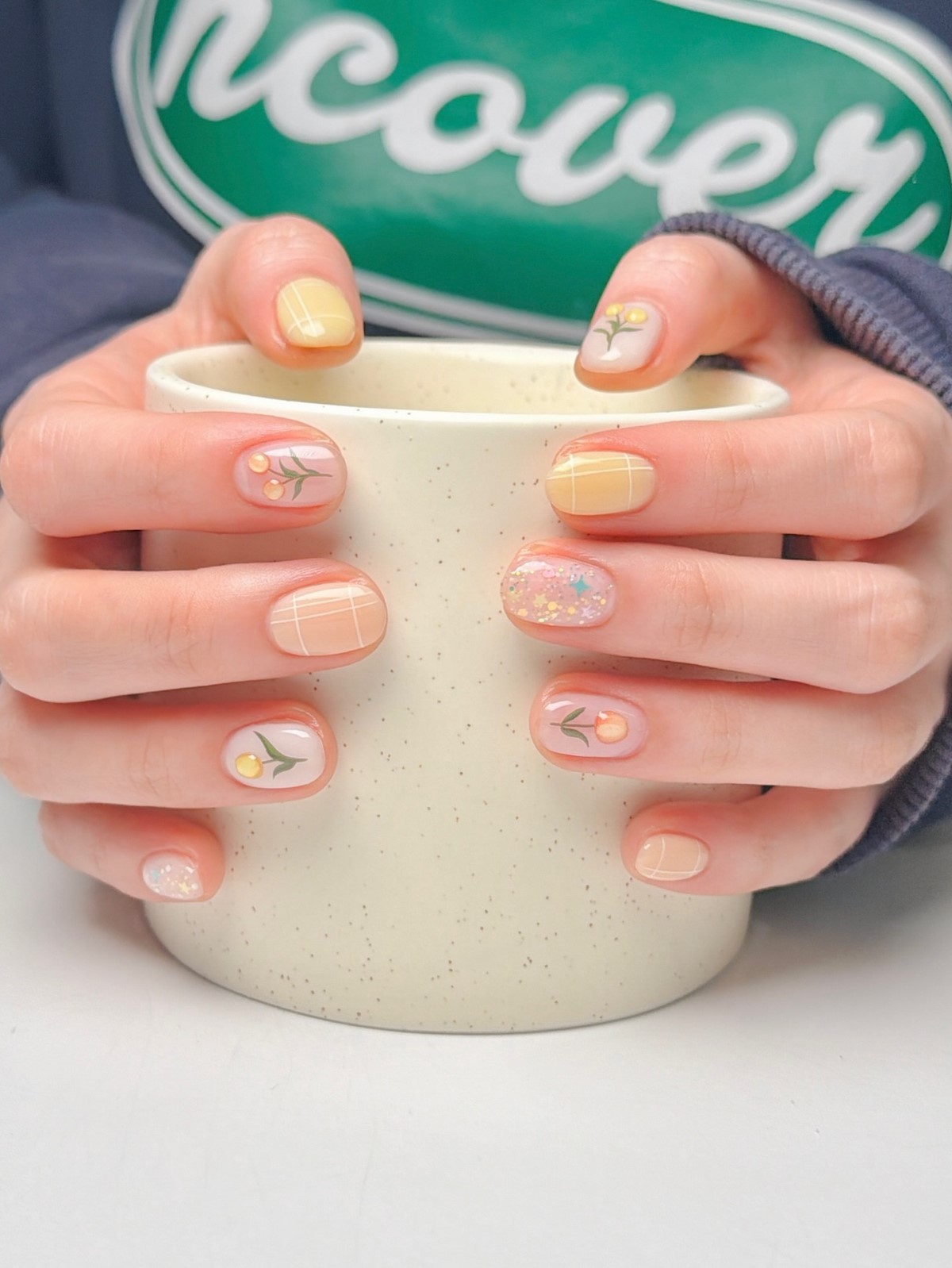 Манікюр на початок весни 2026: міні-квіти на прозорій базі