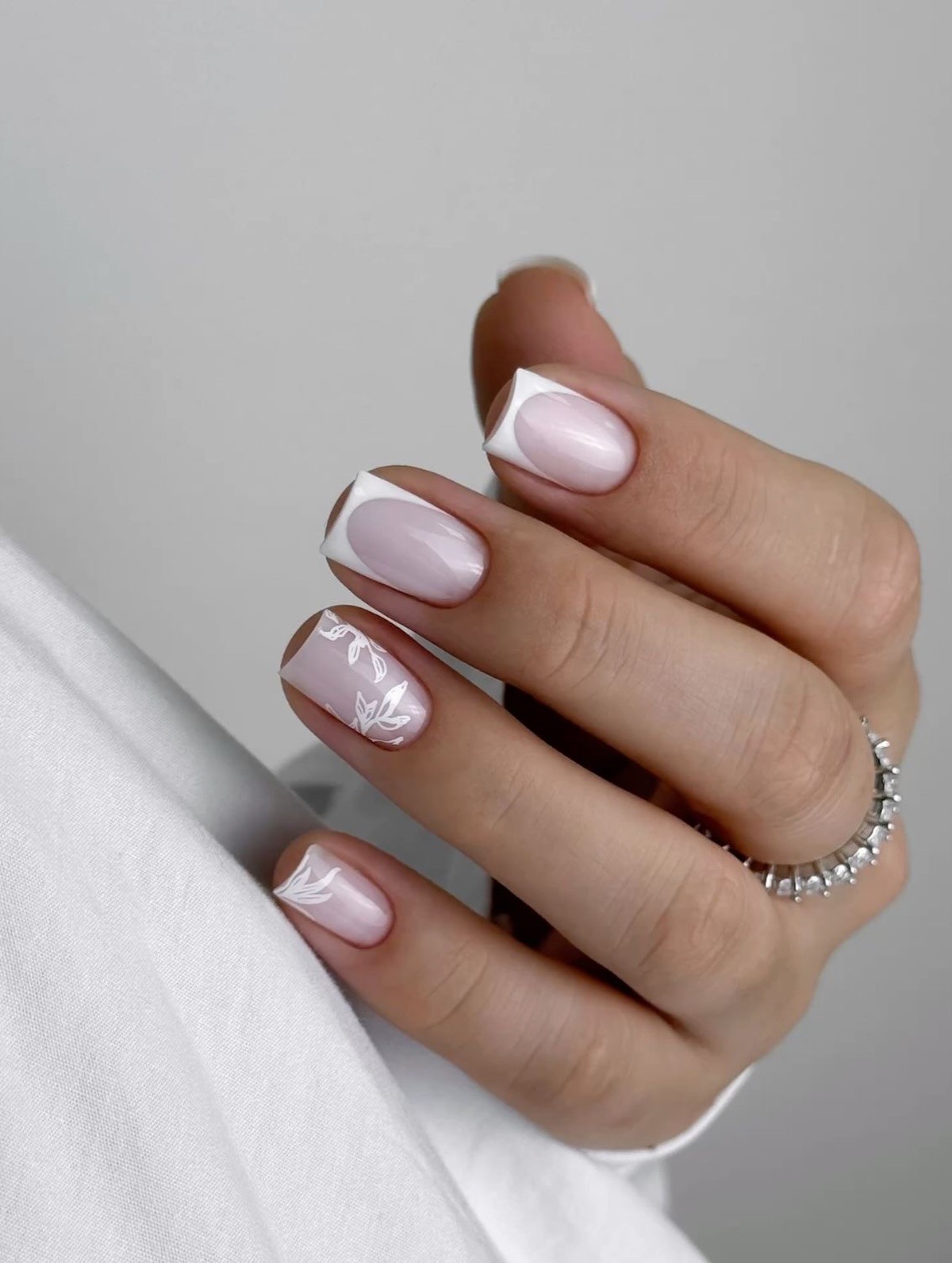 Манікюр на початок весни 2026: міні-квіти на прозорій базі