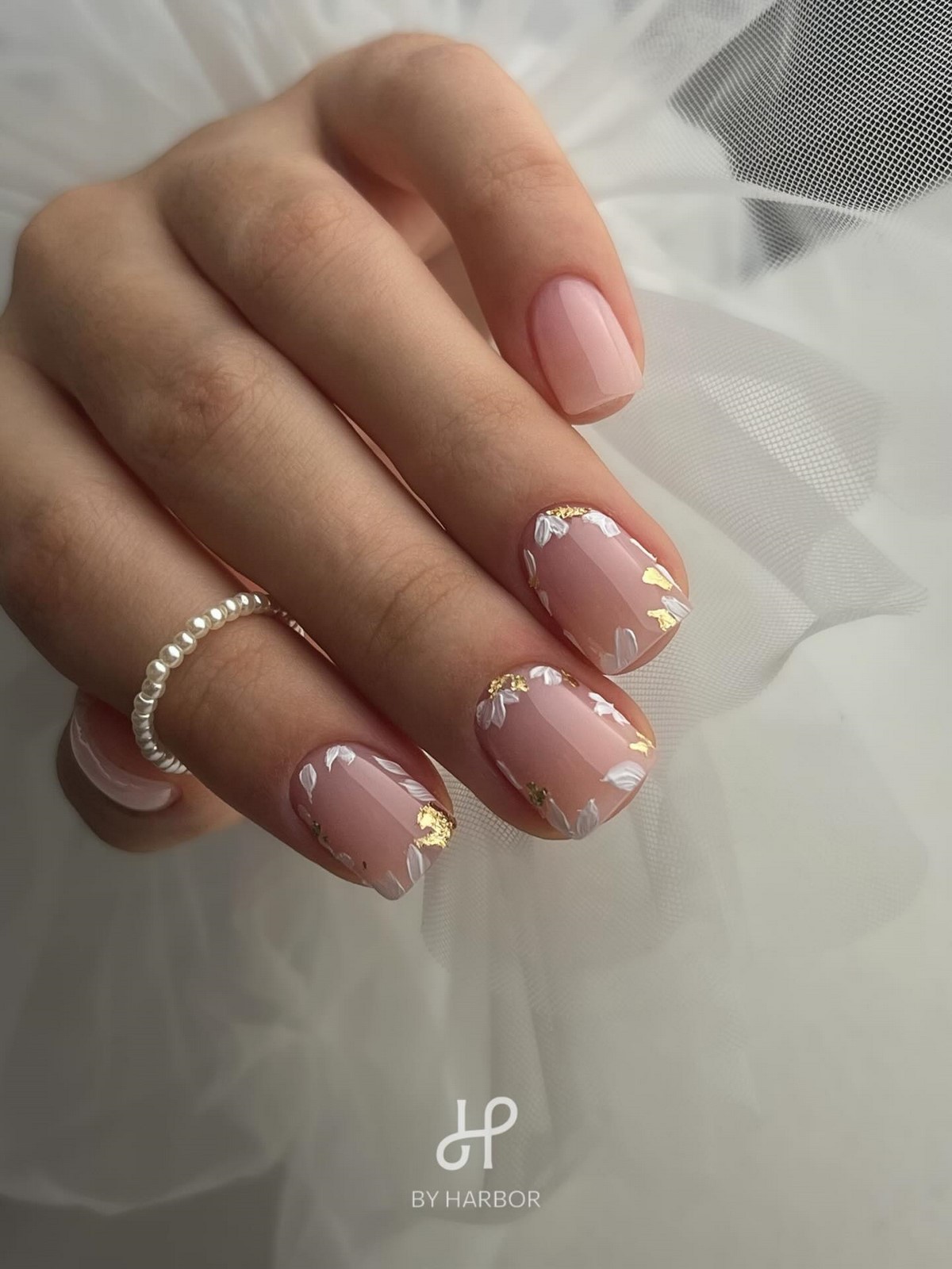 Манікюр на початок весни 2026: міні-квіти на прозорій базі