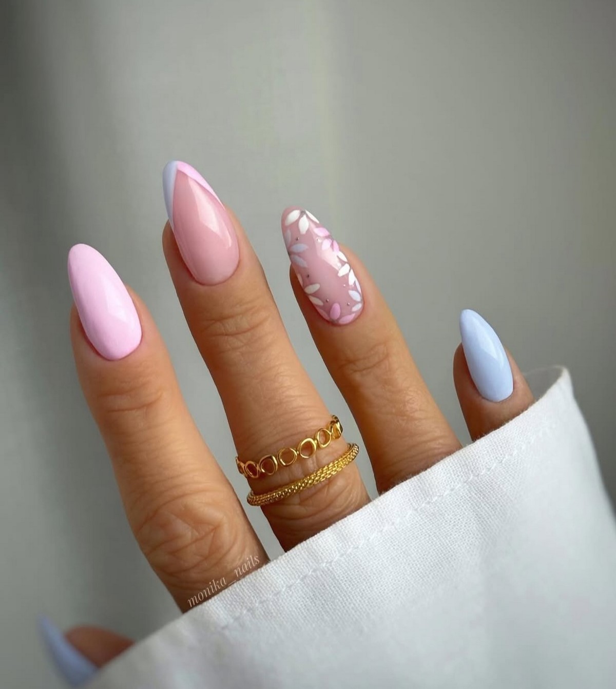 Манікюр на початок весни 2026: міні-квіти на прозорій базі