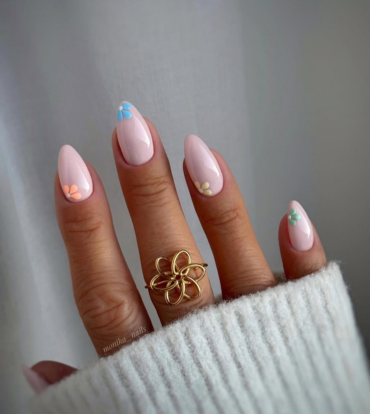 Манікюр на початок весни 2026: міні-квіти на прозорій базі