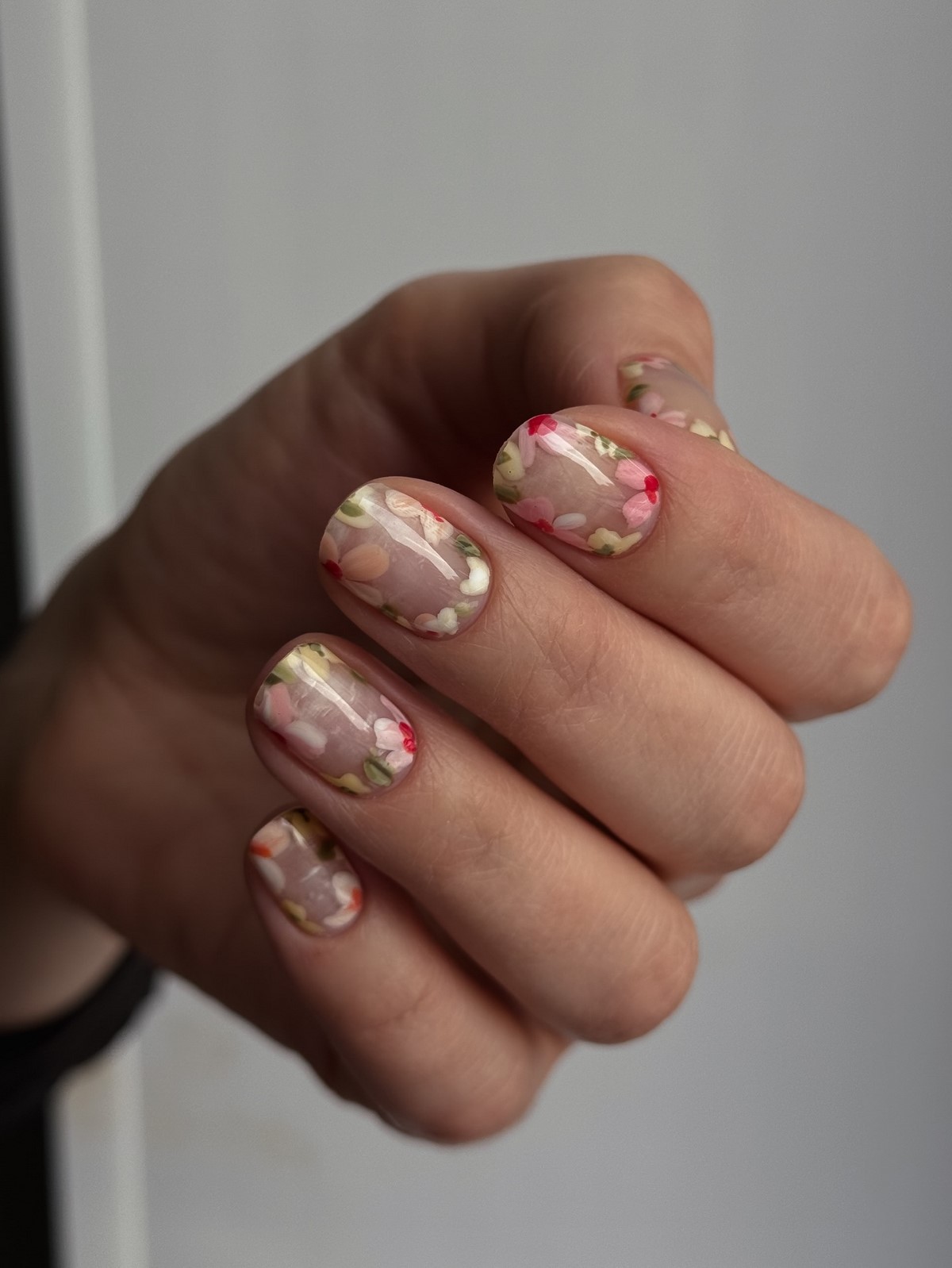 Манікюр на початок весни 2026: міні-квіти на прозорій базі