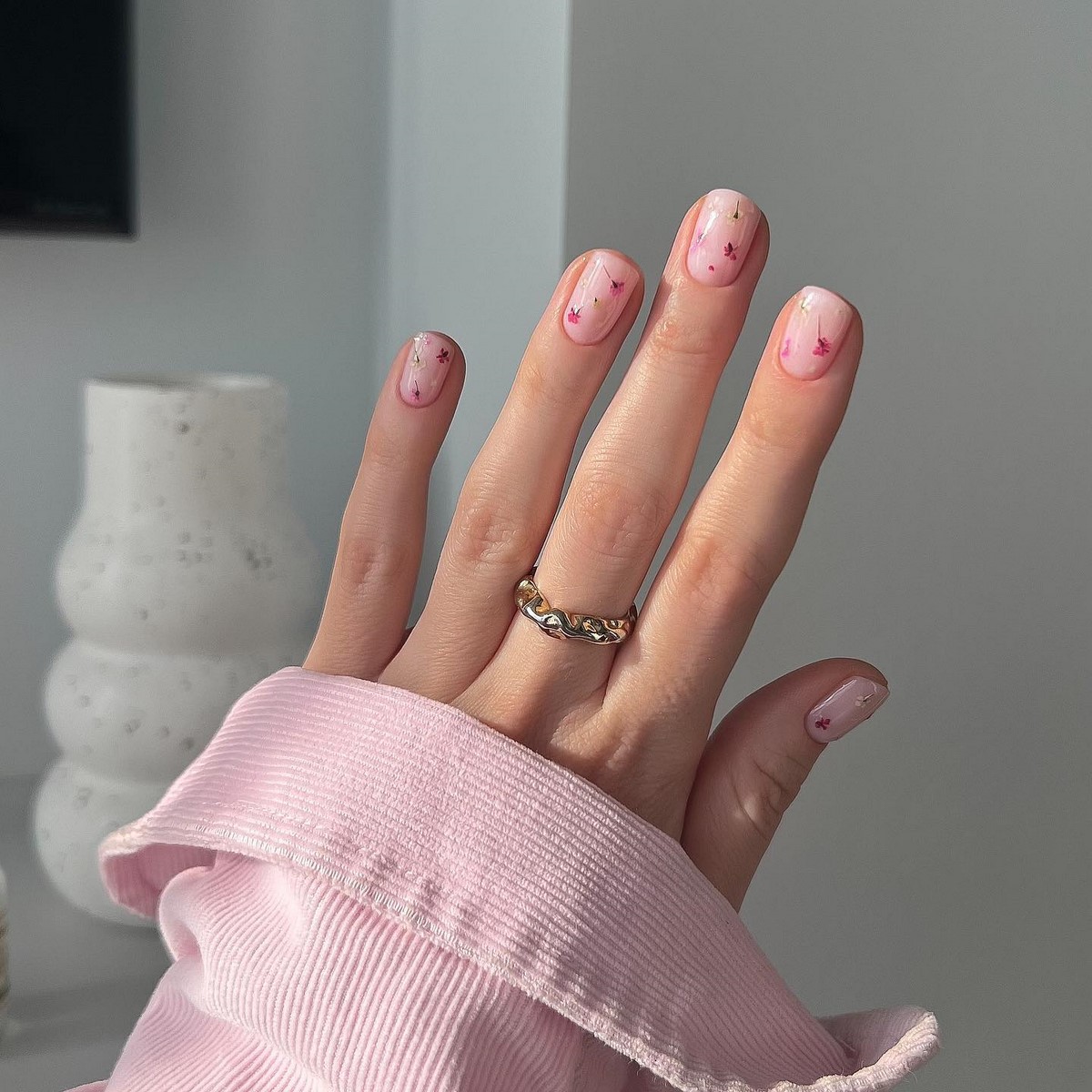 Манікюр на початок весни 2026: міні-квіти на прозорій базі