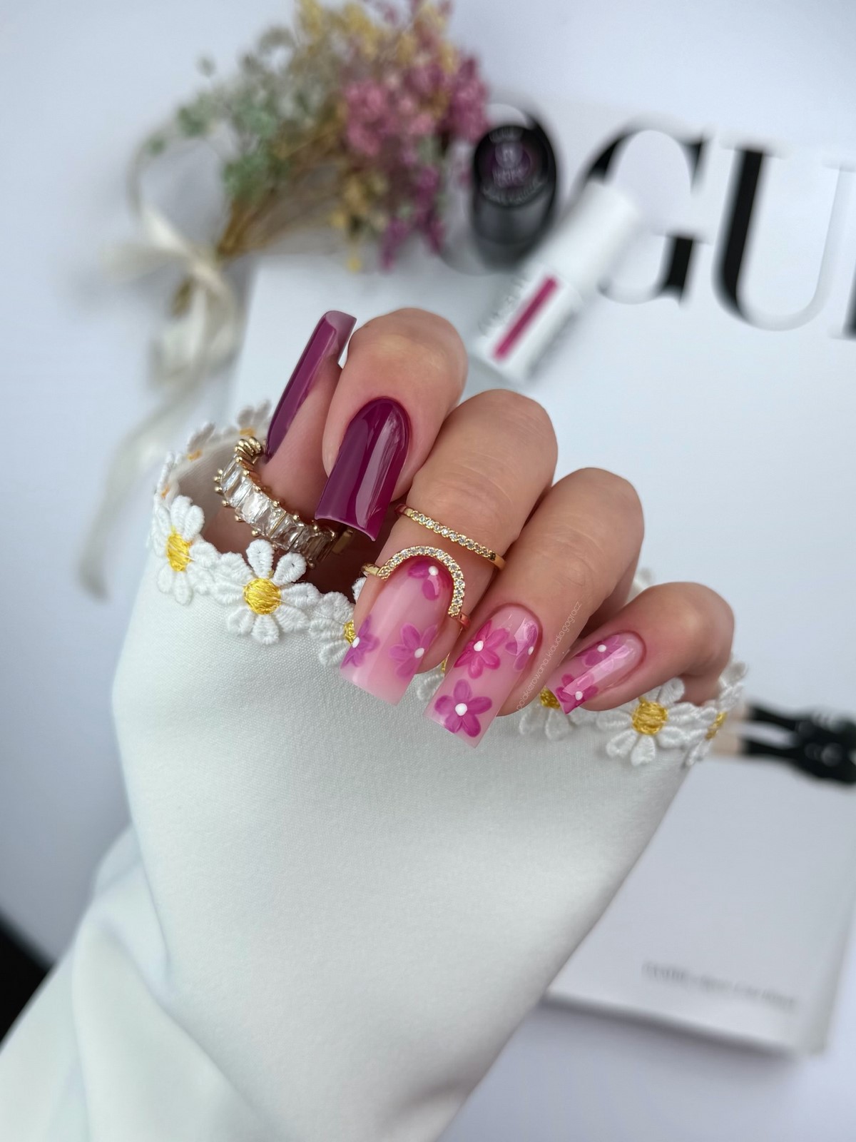 Манікюр на початок весни 2026: міні-квіти на прозорій базі