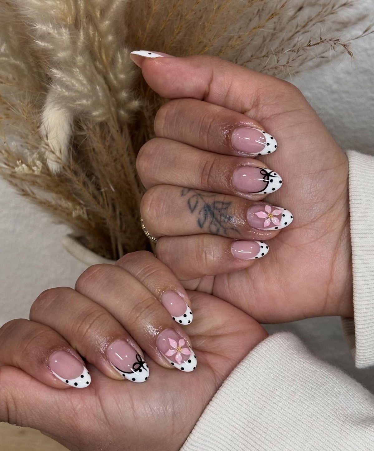Манікюр на початок весни 2026: міні-квіти на прозорій базі