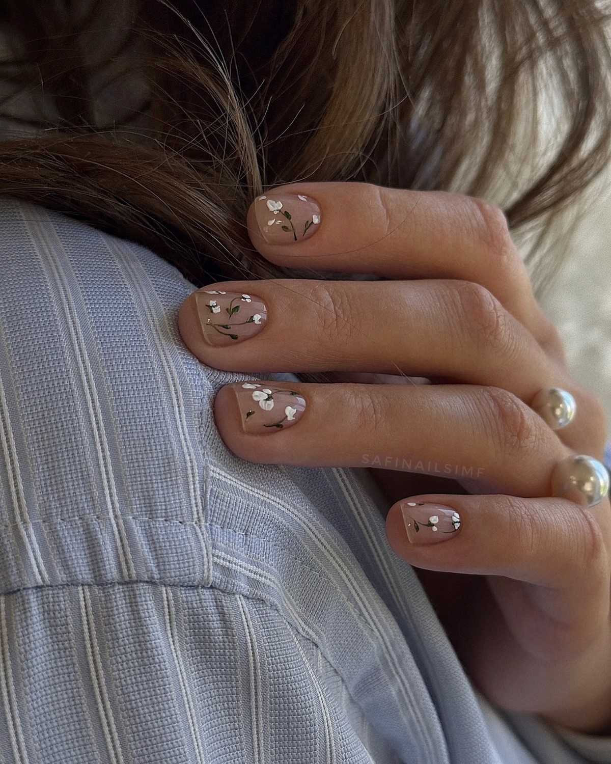 Манікюр на початок весни 2026: міні-квіти на прозорій базі