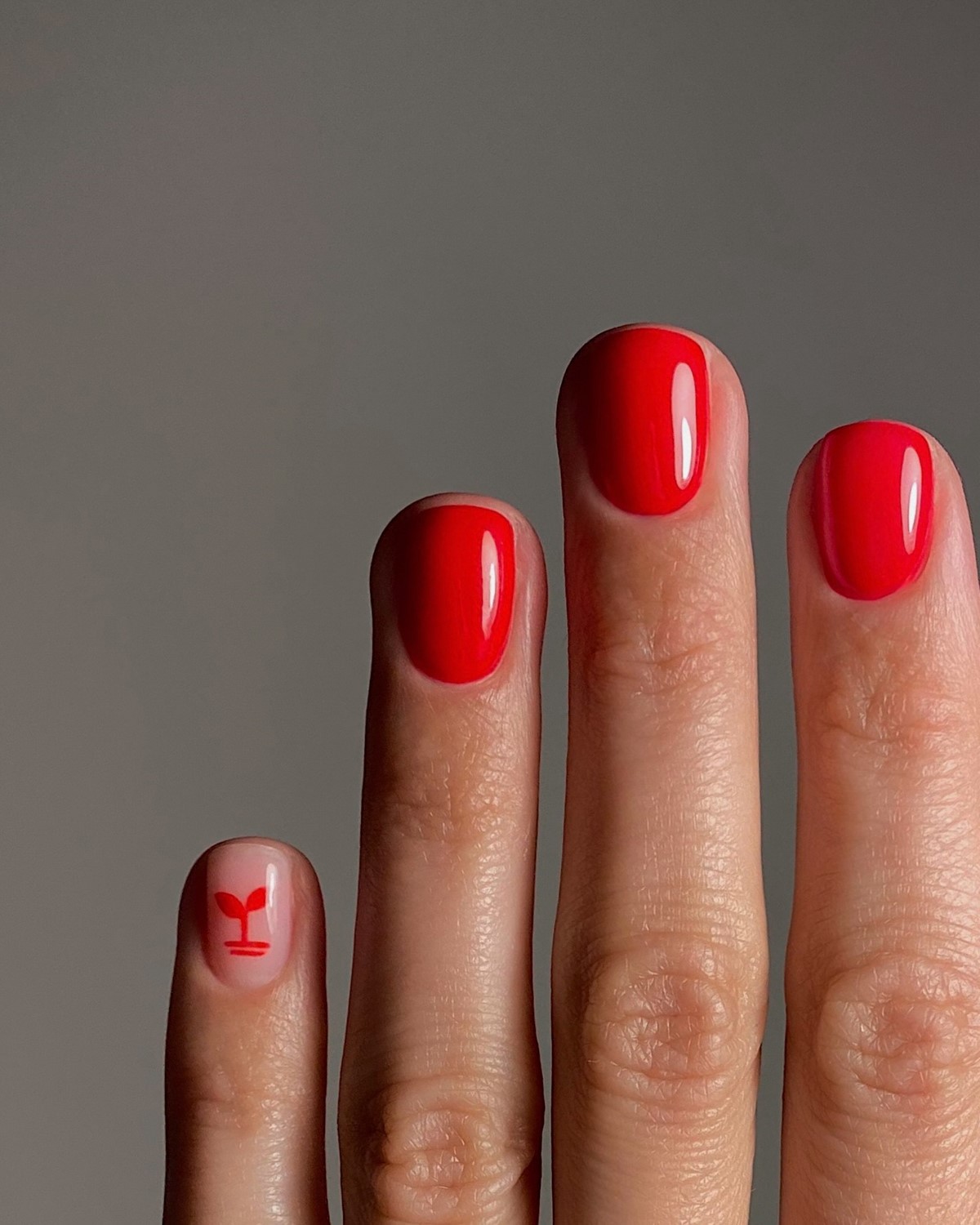 Манікюр на початок весни 2026: міні-квіти на прозорій базі