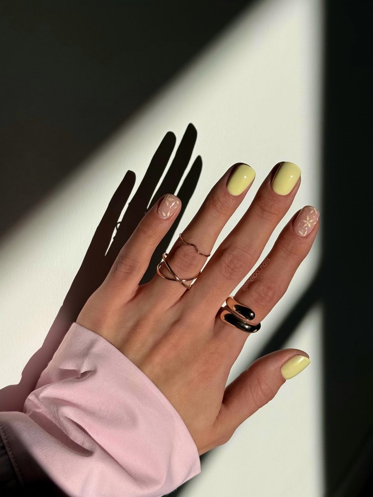 Манікюр на початок весни 2026: міні-квіти на прозорій базі