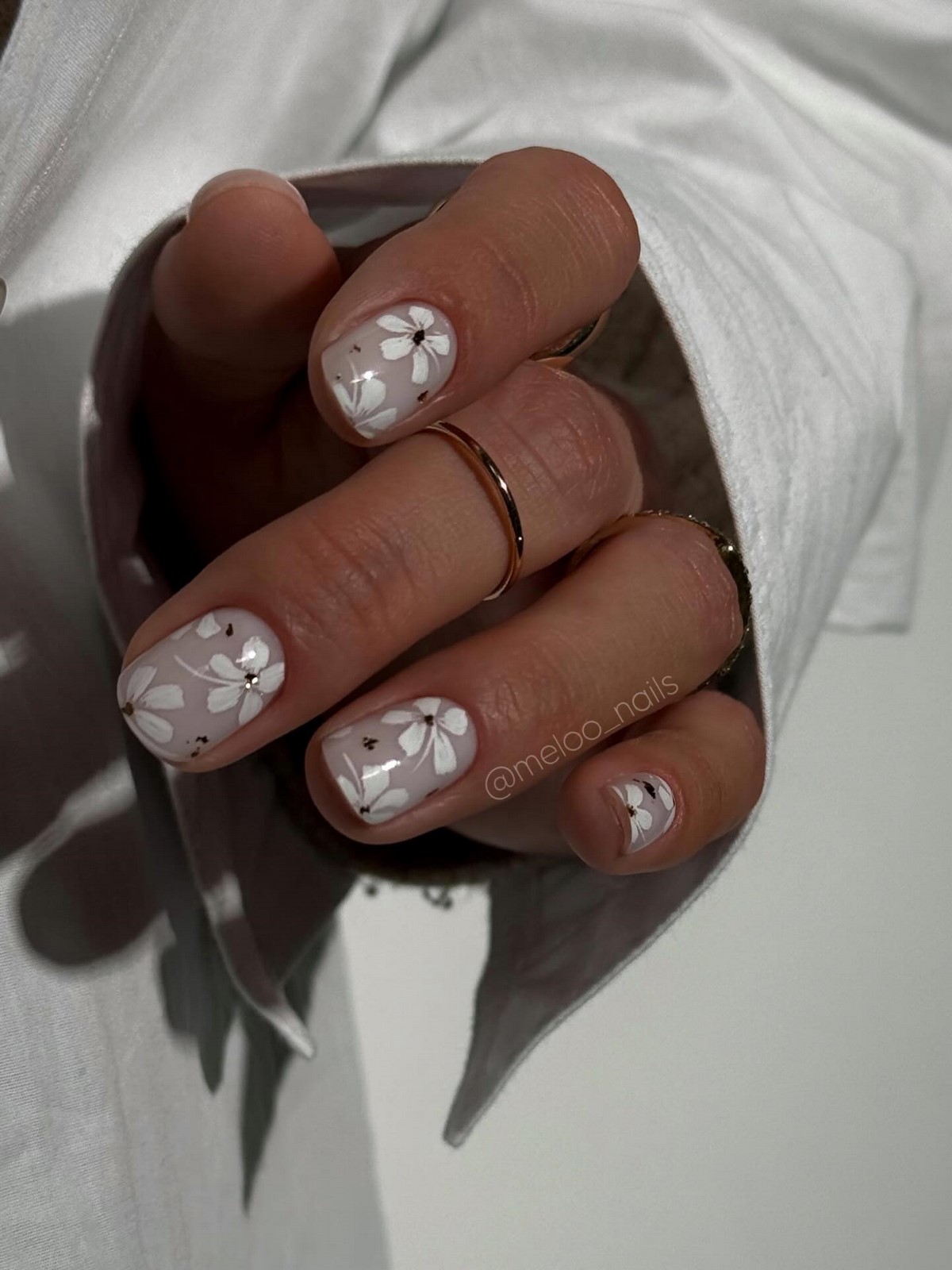 Манікюр на початок весни 2026: міні-квіти на прозорій базі