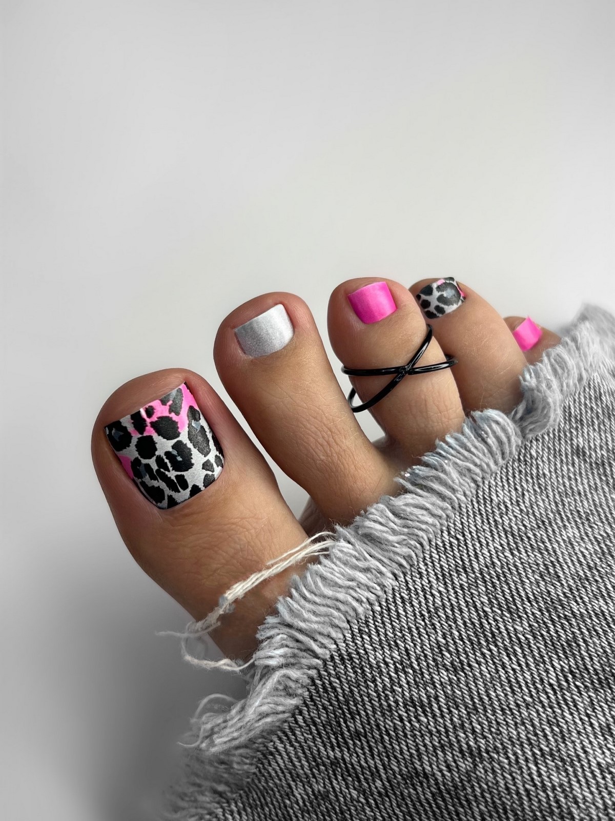 Педикюр весна-літо 2026: модні кольори та дизайни