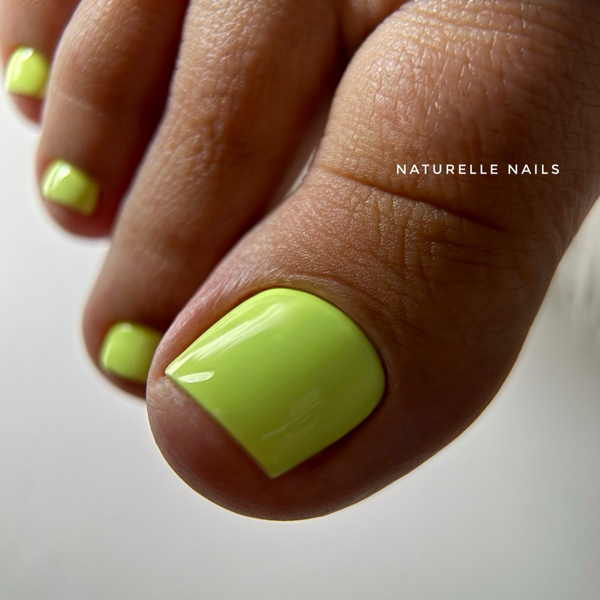 Педикюр весна-літо 2026: модні кольори та дизайни