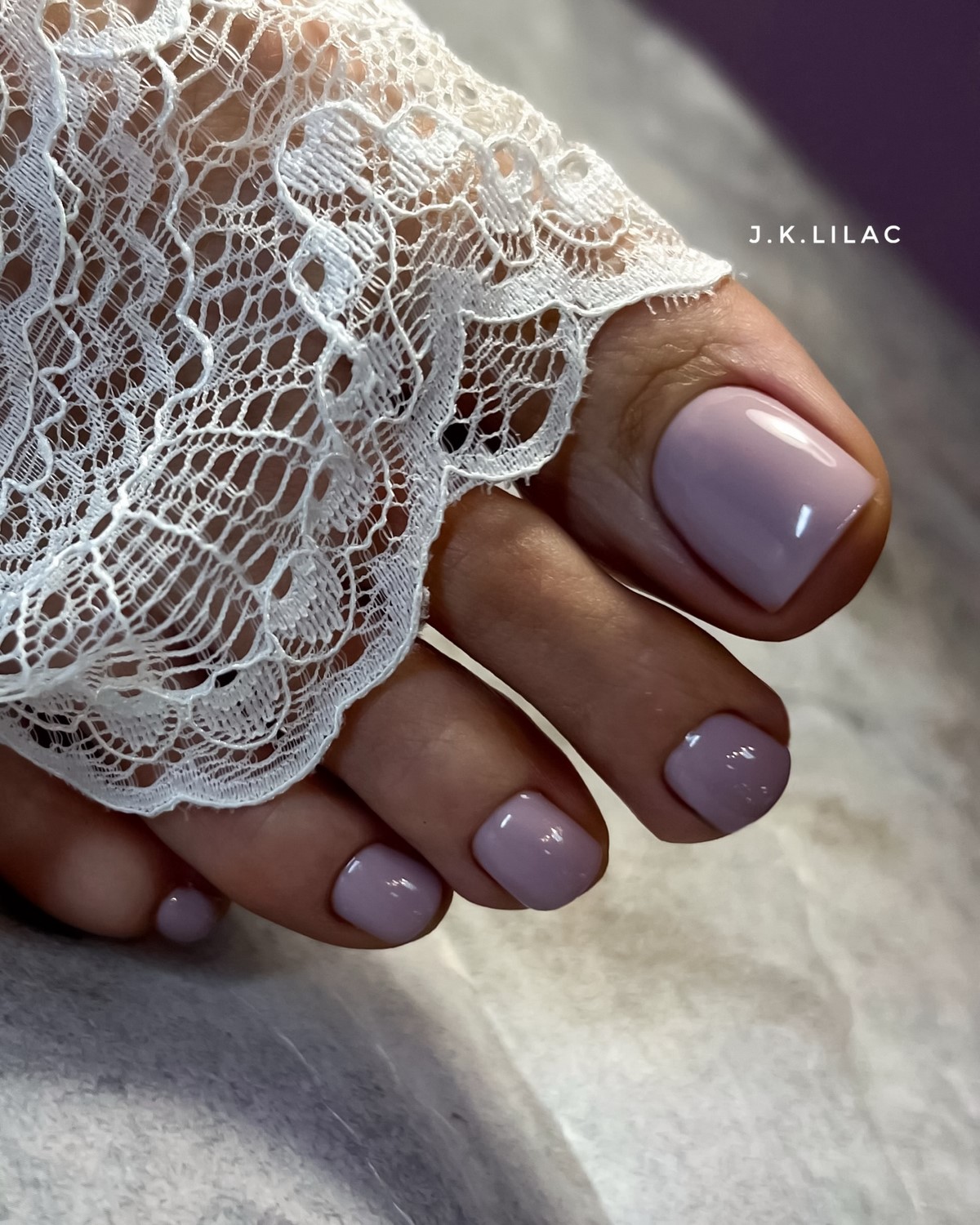 Педикюр весна-літо 2026: модні кольори та дизайни