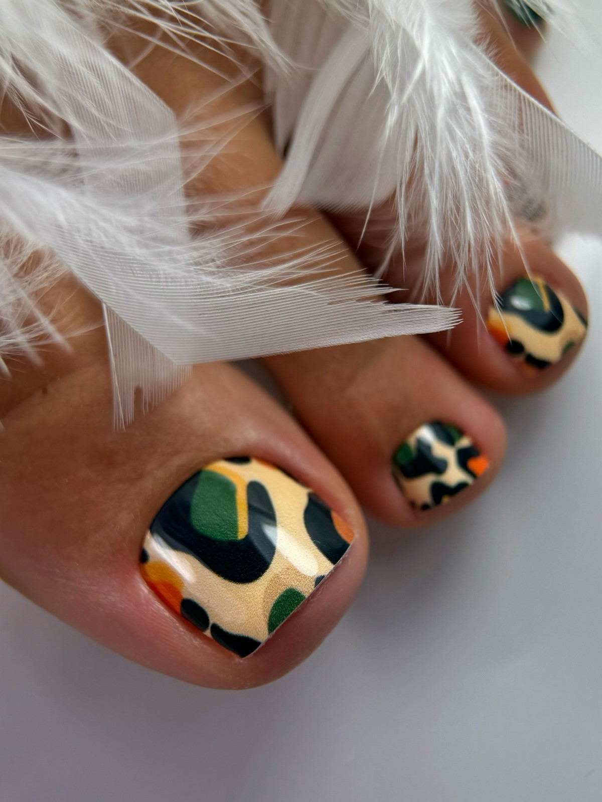 Педикюр весна-літо 2026: модні кольори та дизайни