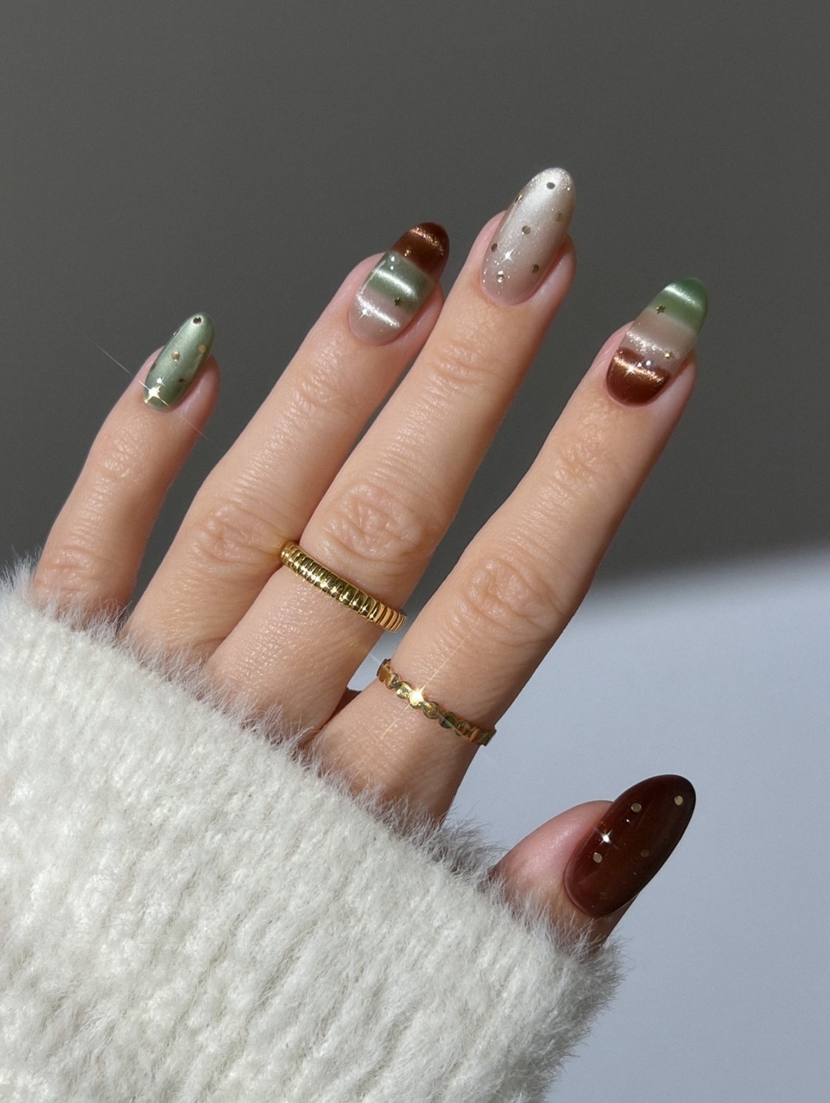 Темний манікюр весни 2026, який виглядає легше за нюд