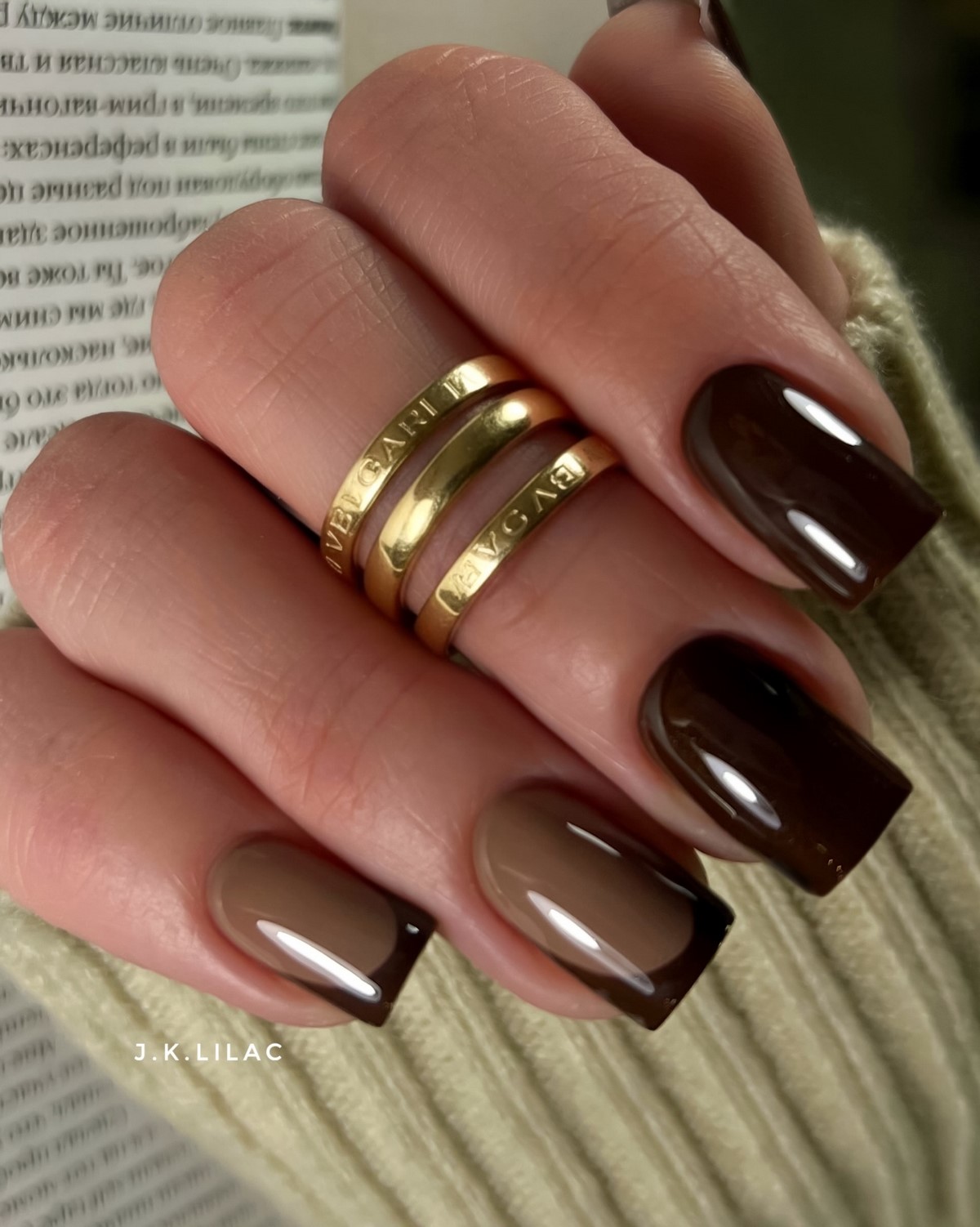 Темний манікюр весни 2026, який виглядає легше за нюд