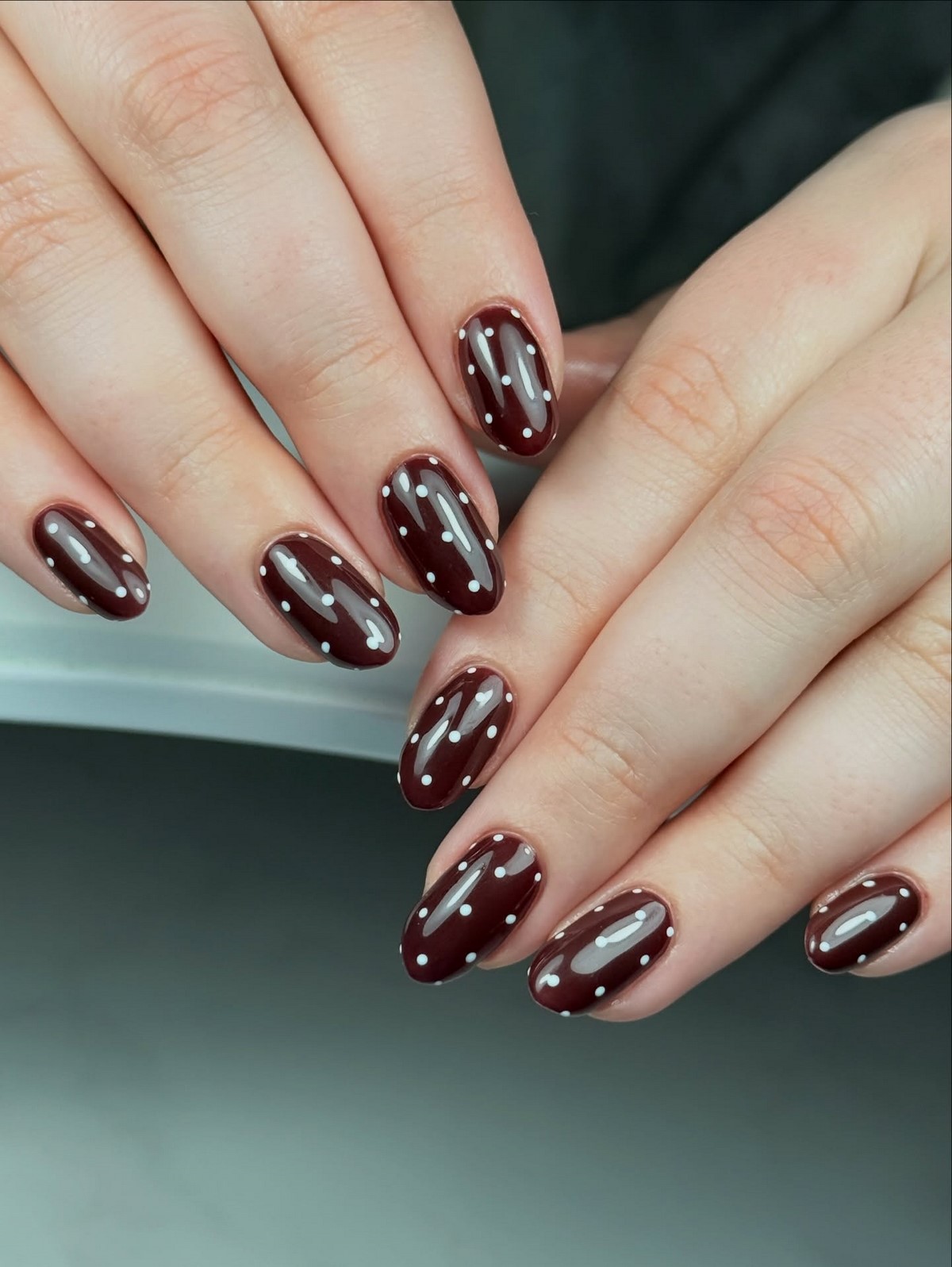 Темний манікюр весни 2026, який виглядає легше за нюд