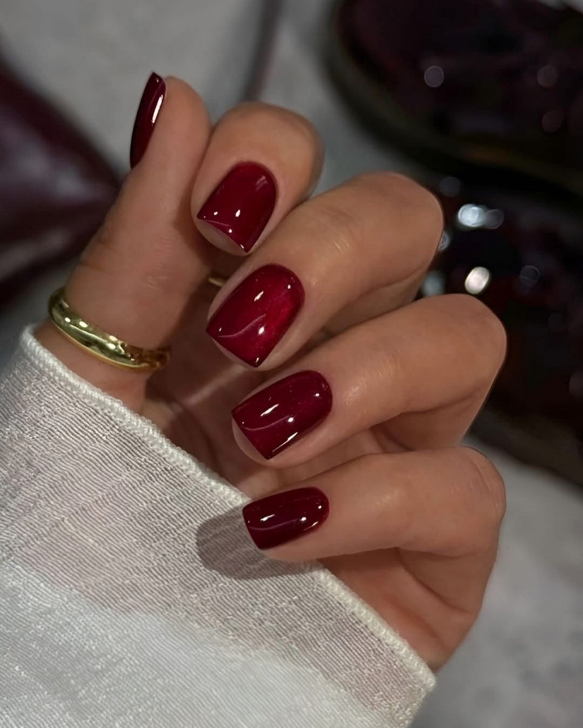 Темний манікюр весни 2026, який виглядає легше за нюд