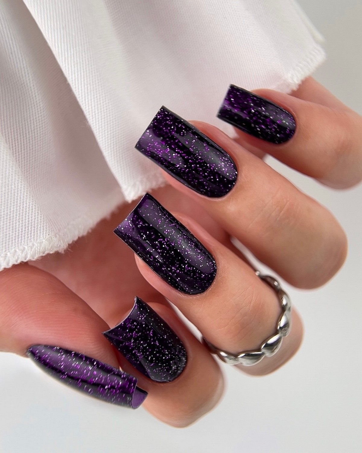 Темний манікюр весни 2026, який виглядає легше за нюд