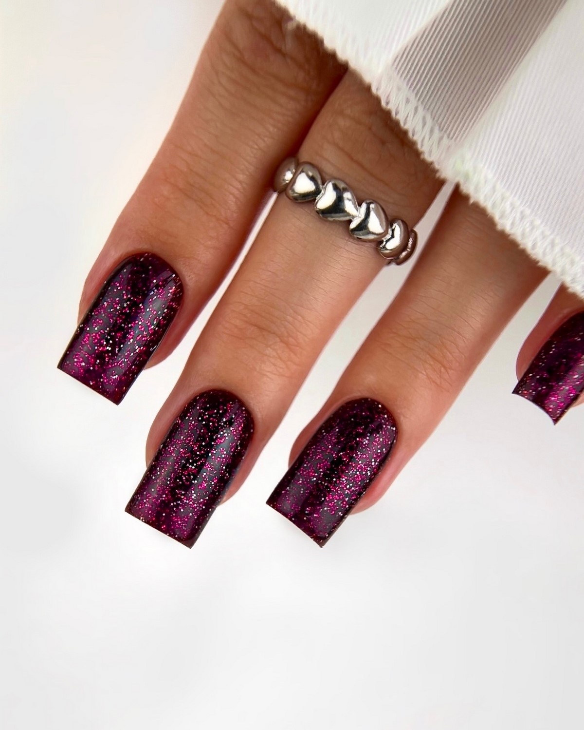 Темний манікюр весни 2026, який виглядає легше за нюд