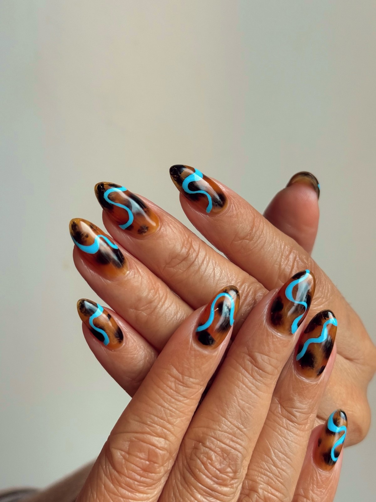 Темний манікюр весни 2026, який виглядає легше за нюд