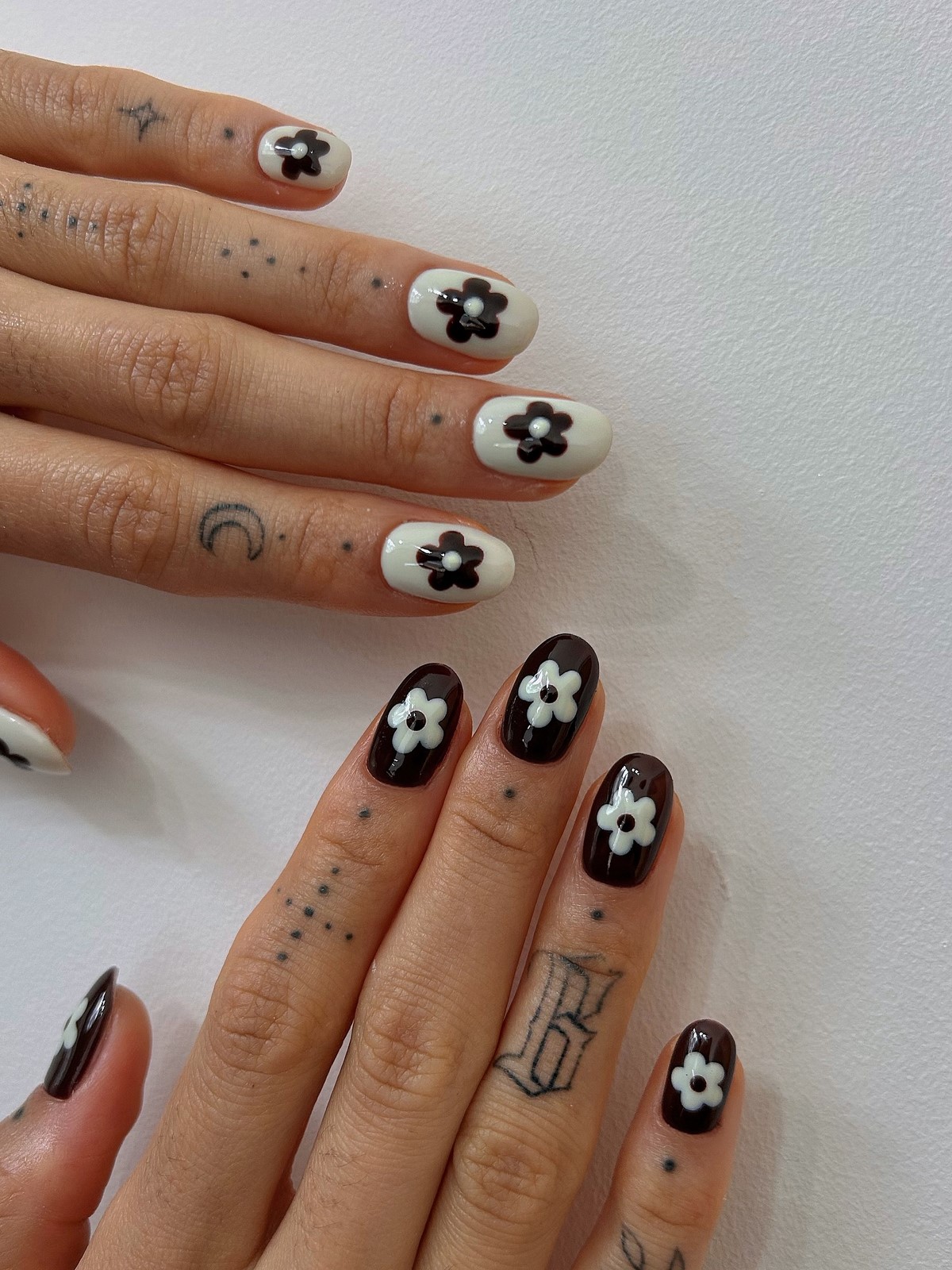 Темний манікюр весни 2026, який виглядає легше за нюд