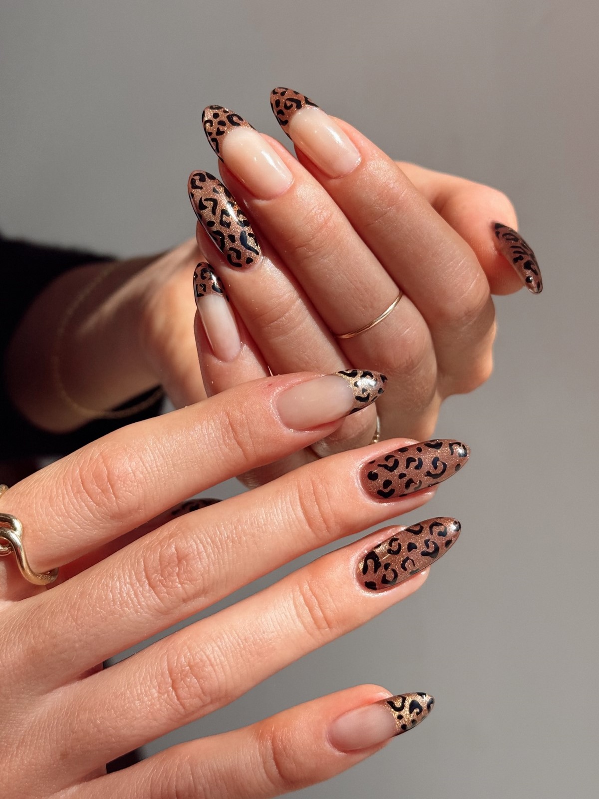 Темний манікюр весни 2026, який виглядає легше за нюд