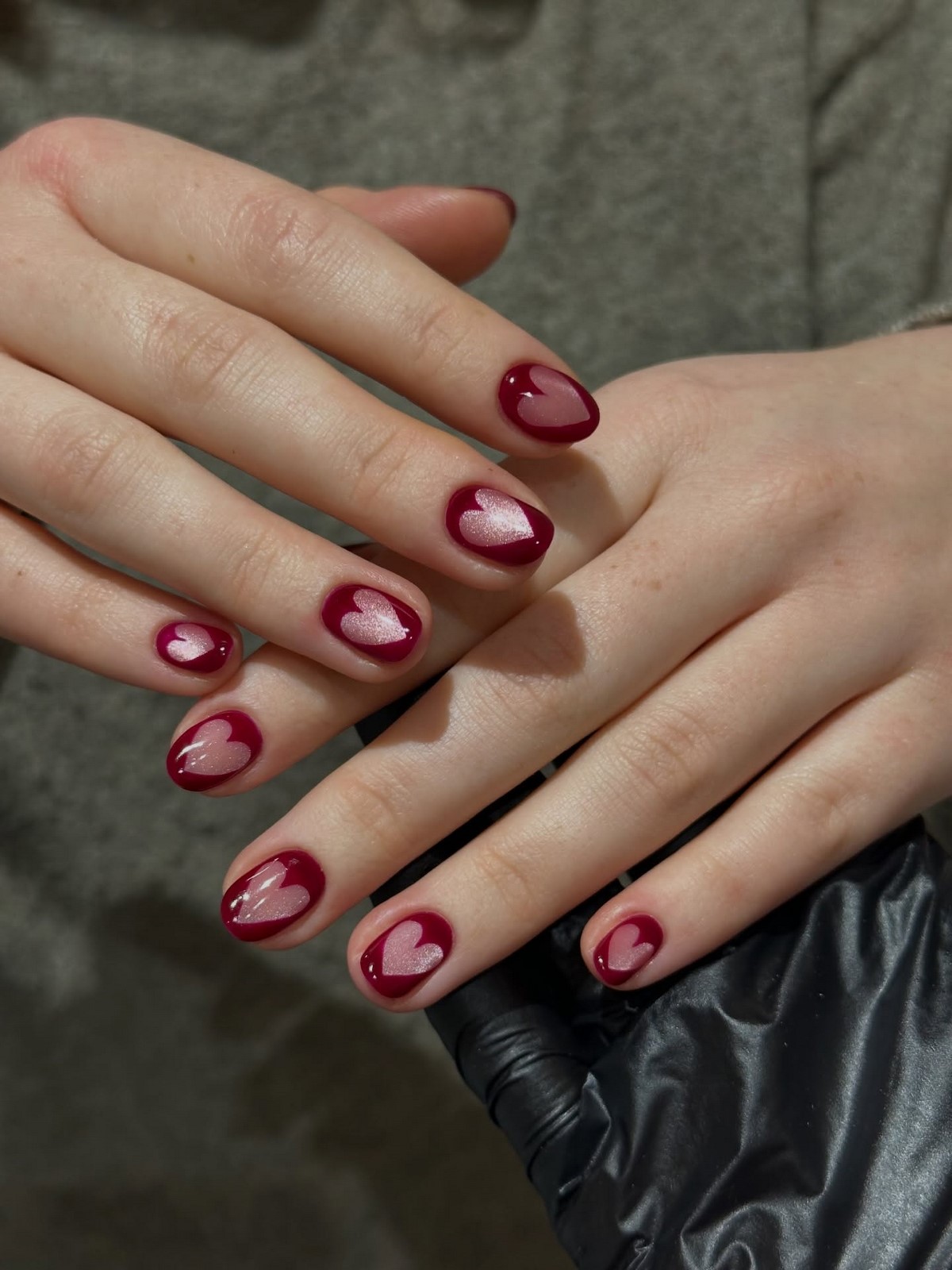 Темний манікюр весни 2026, який виглядає легше за нюд