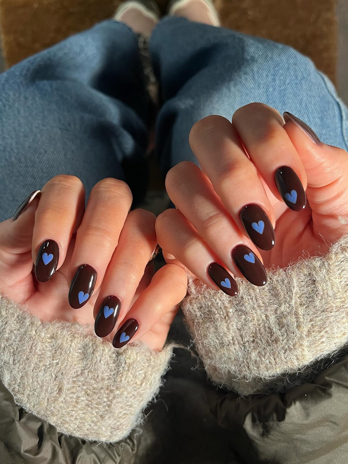 Темний манікюр весни 2026, який виглядає легше за нюд