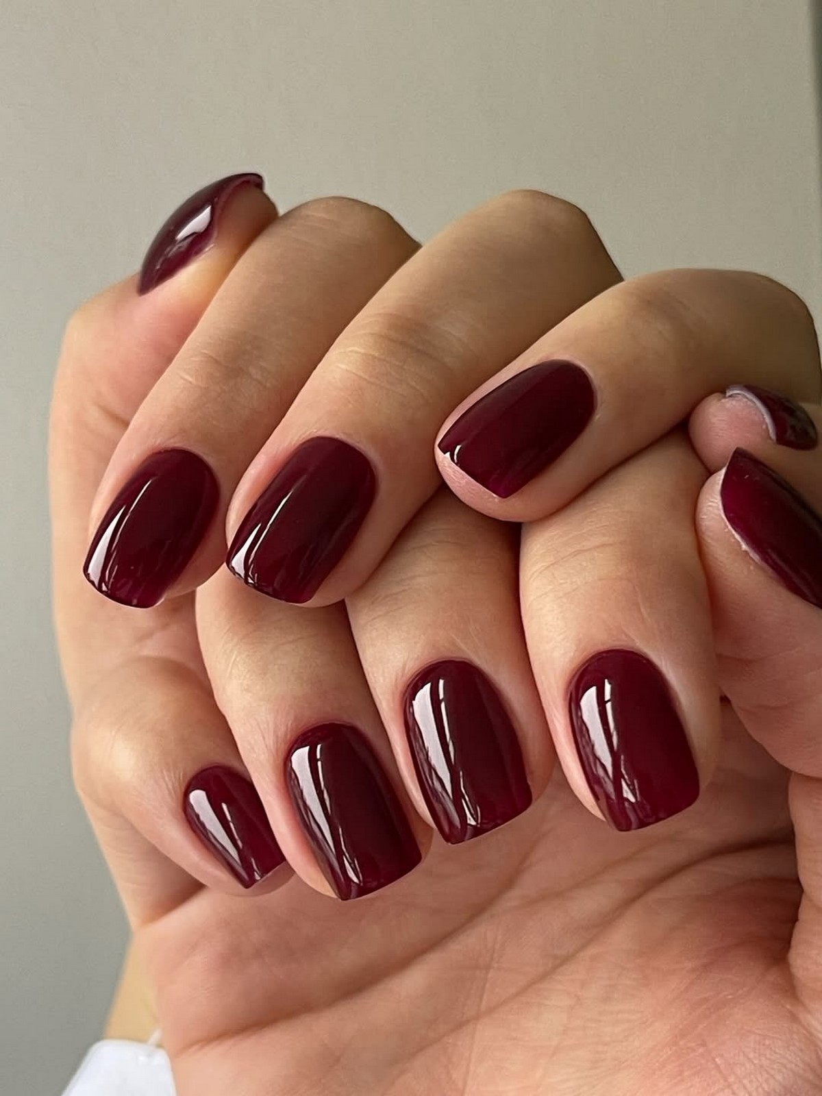 Темний манікюр весни 2026, який виглядає легше за нюд