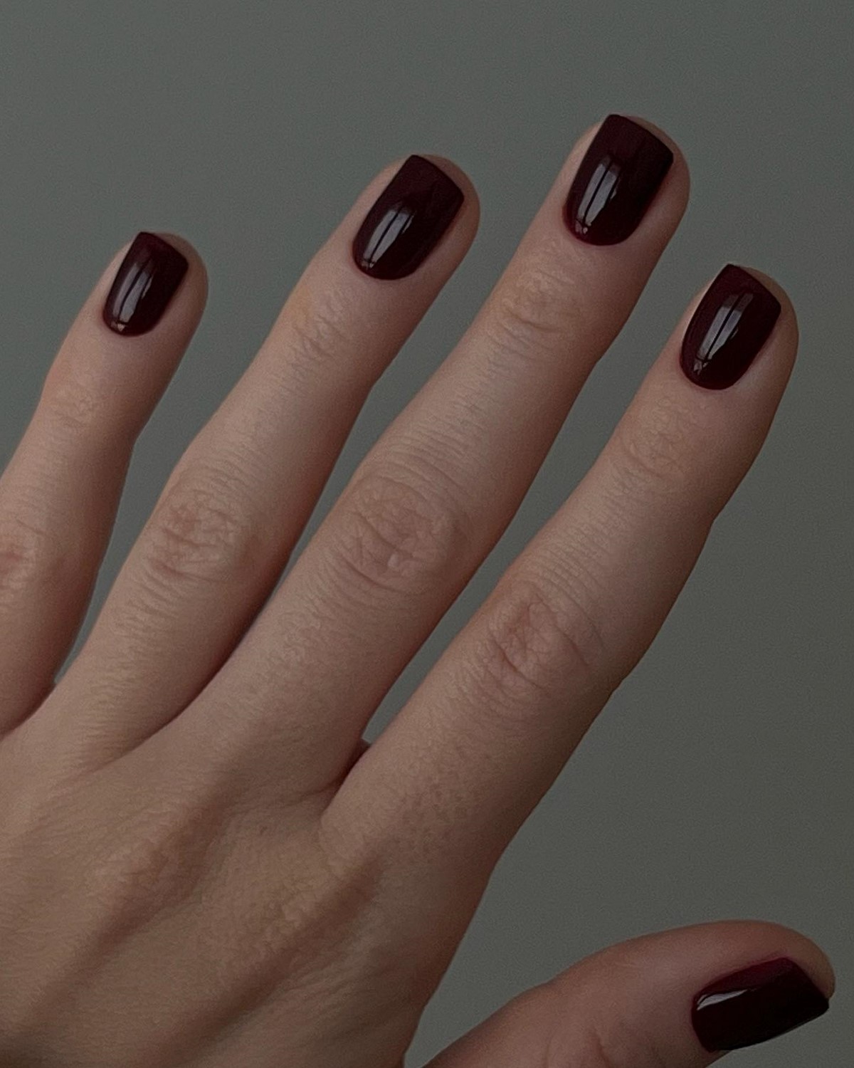 Темний манікюр весни 2026, який виглядає легше за нюд