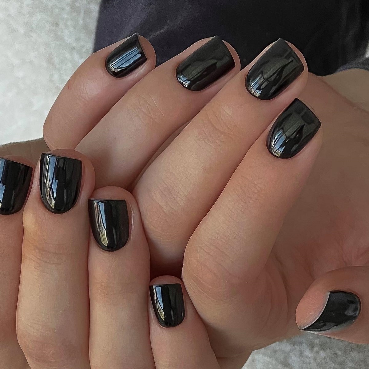 Темний манікюр весни 2026, який виглядає легше за нюд