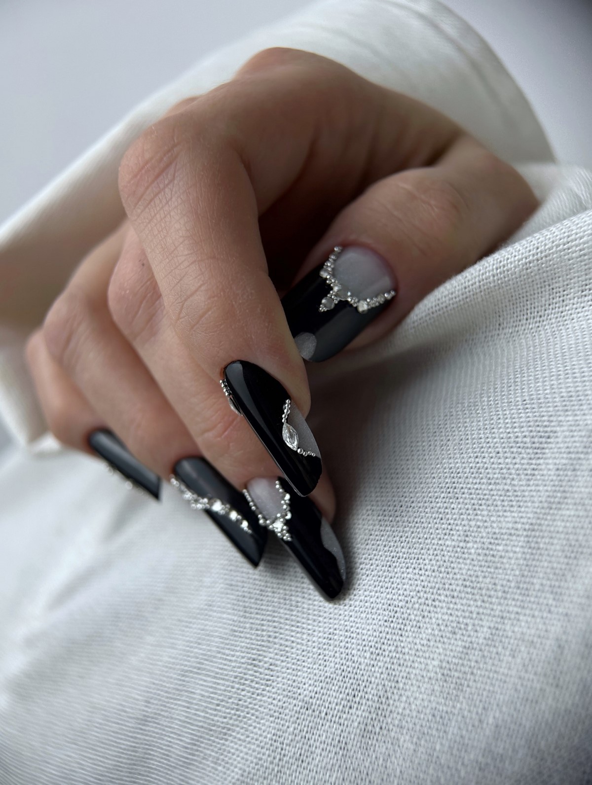 Темний манікюр весни 2026, який виглядає легше за нюд