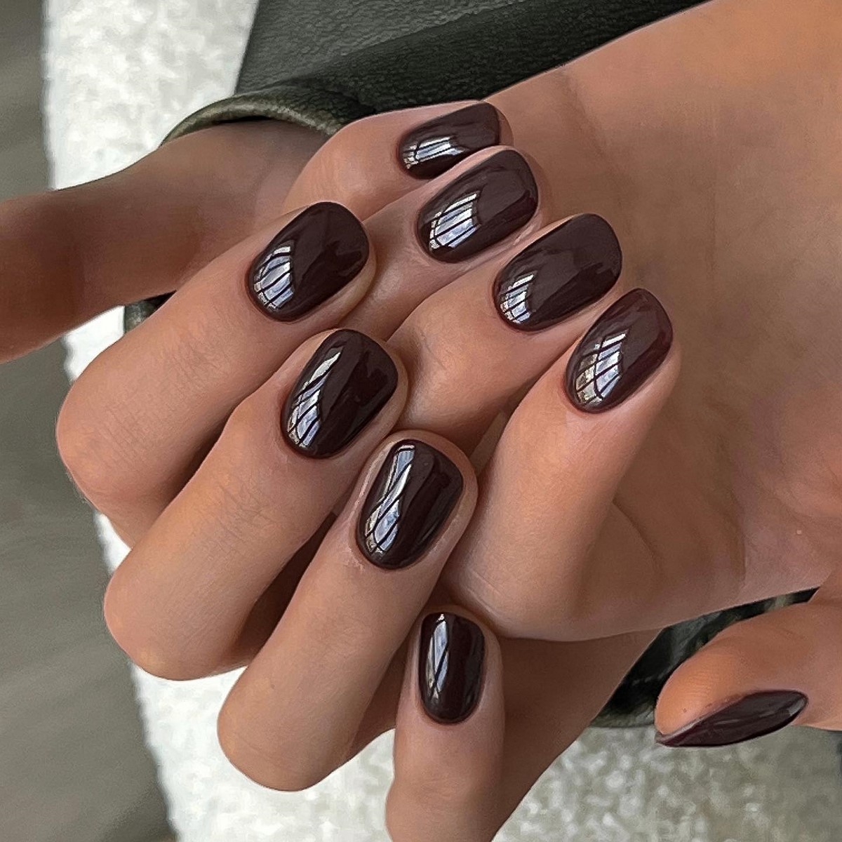 Темний манікюр весни 2026, який виглядає легше за нюд