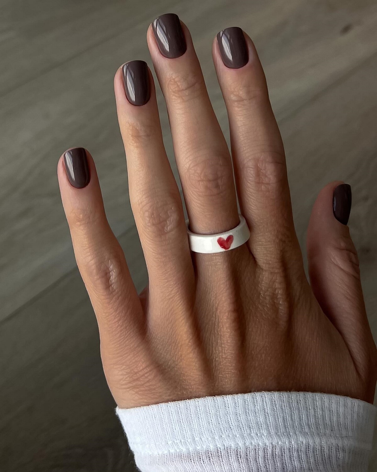 Темний манікюр весни 2026, який виглядає легше за нюд