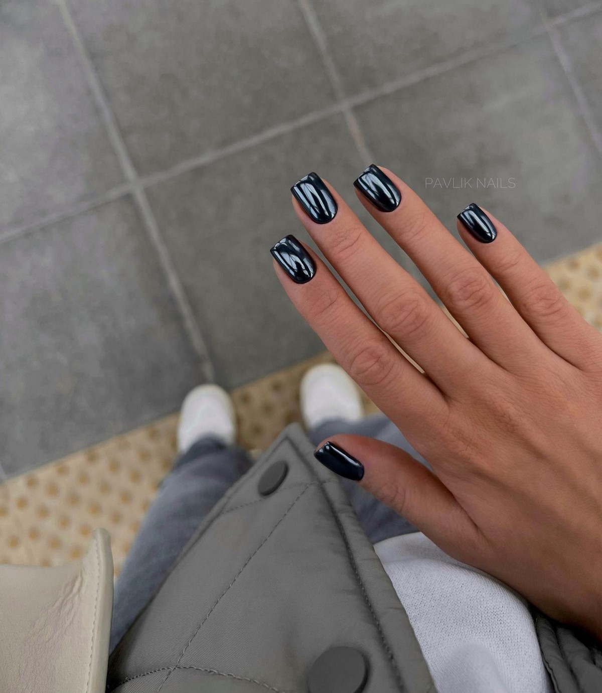 Темний манікюр весни 2026, який виглядає легше за нюд