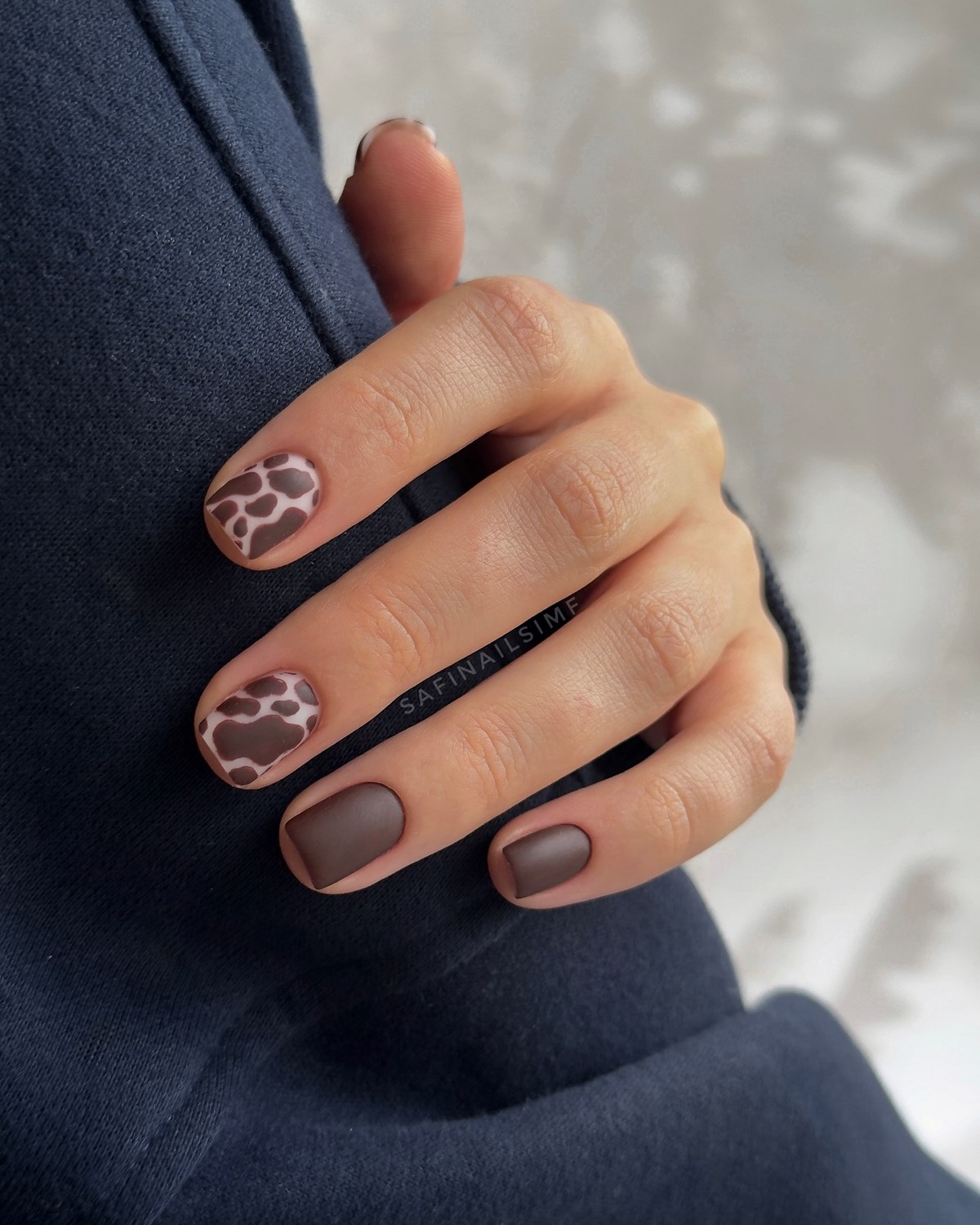 Темний манікюр весни 2026, який виглядає легше за нюд