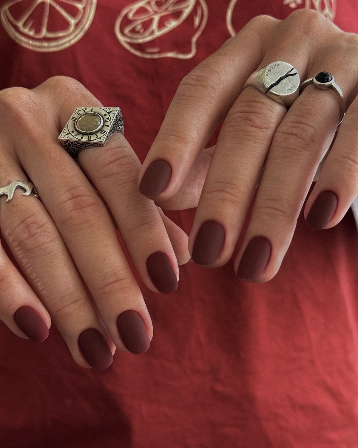 Темний манікюр весни 2026, який виглядає легше за нюд