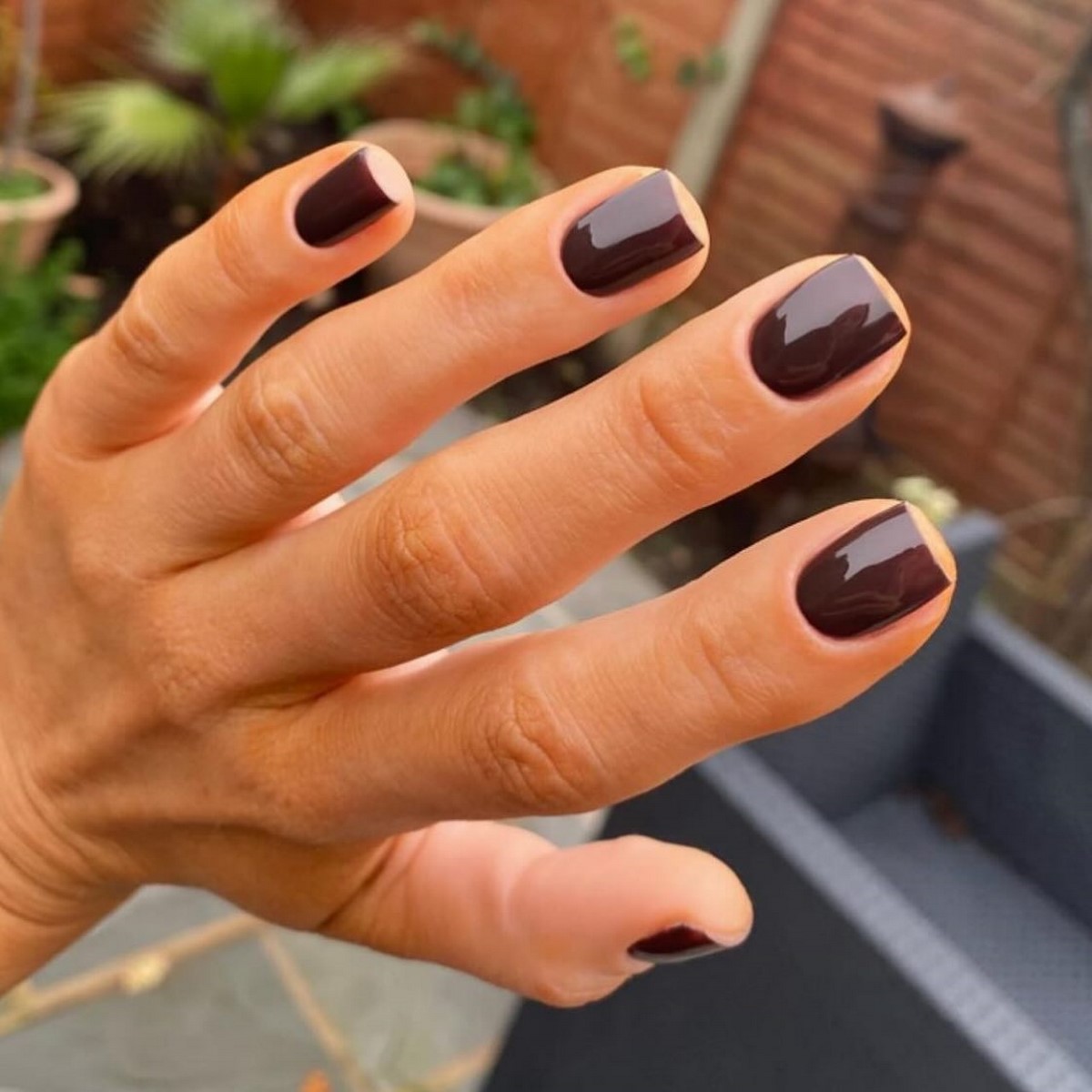 Темний манікюр весни 2026, який виглядає легше за нюд