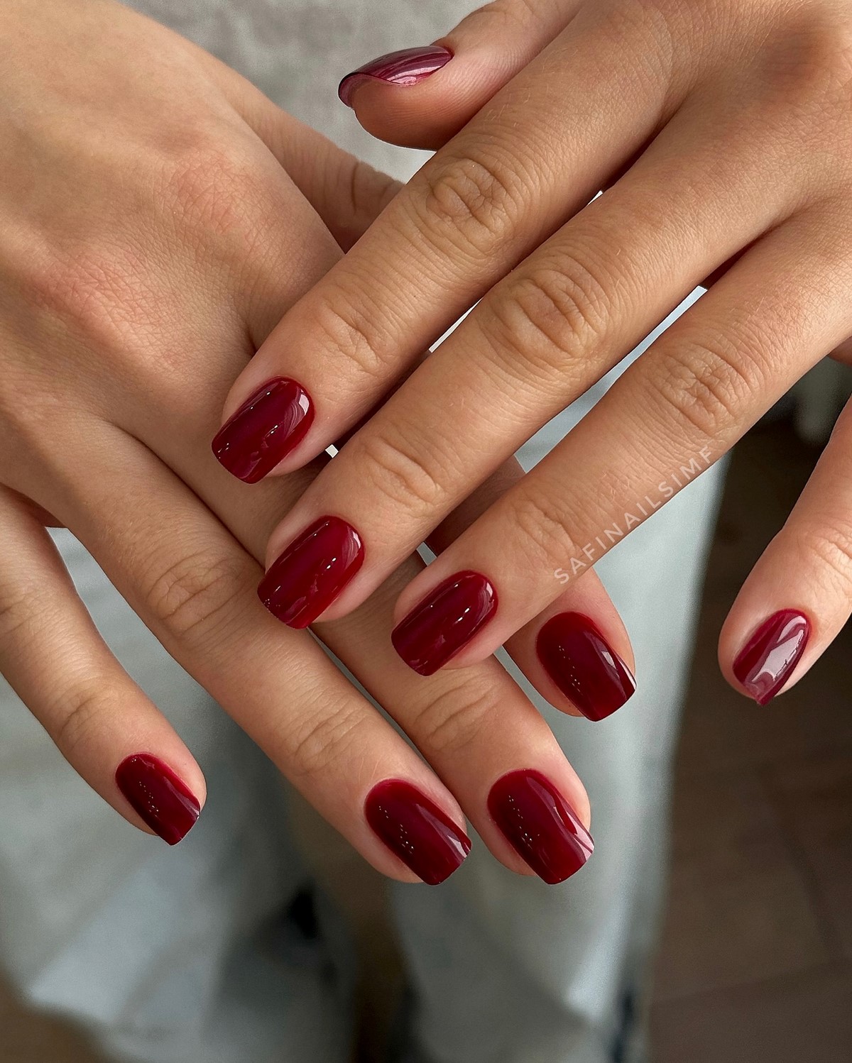 Темний манікюр весни 2026, який виглядає легше за нюд